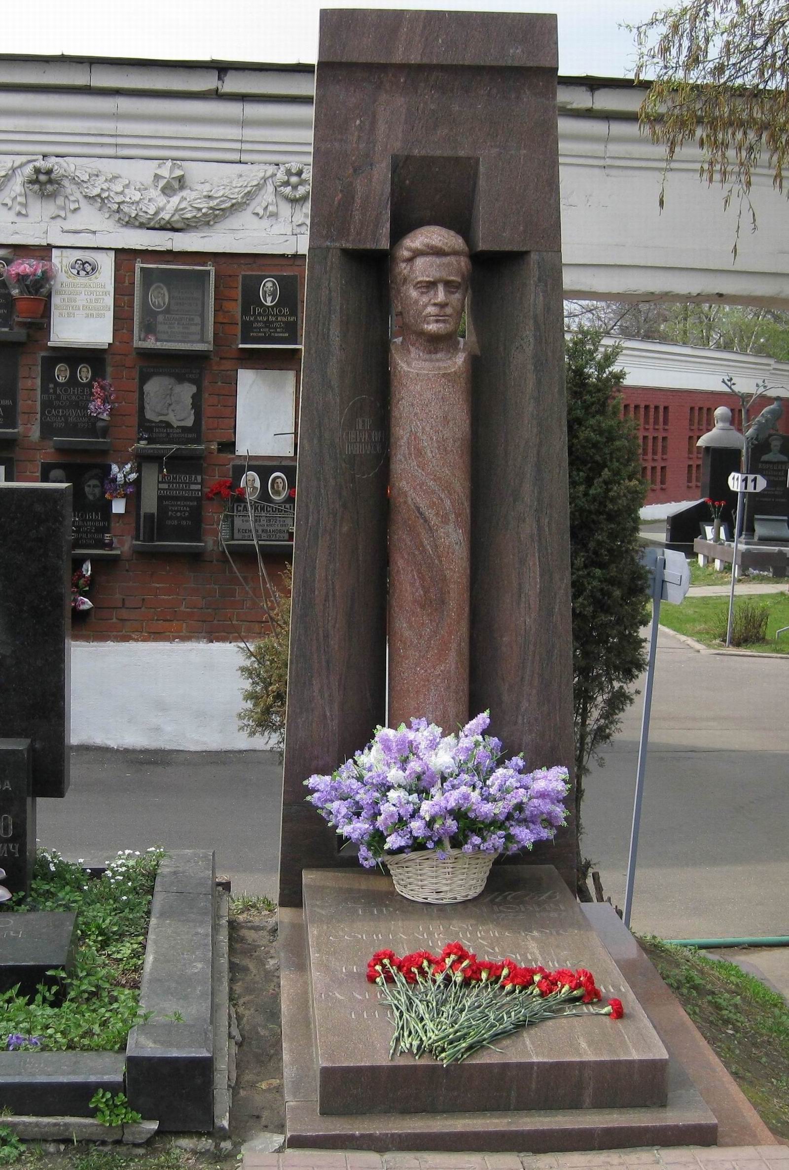 Памятник на могиле Плешакова П.С. (1922–1987), ск. Р.Мурадян, арх. Д.Торосян, на Новодевичьем кладбище (7–23–1).