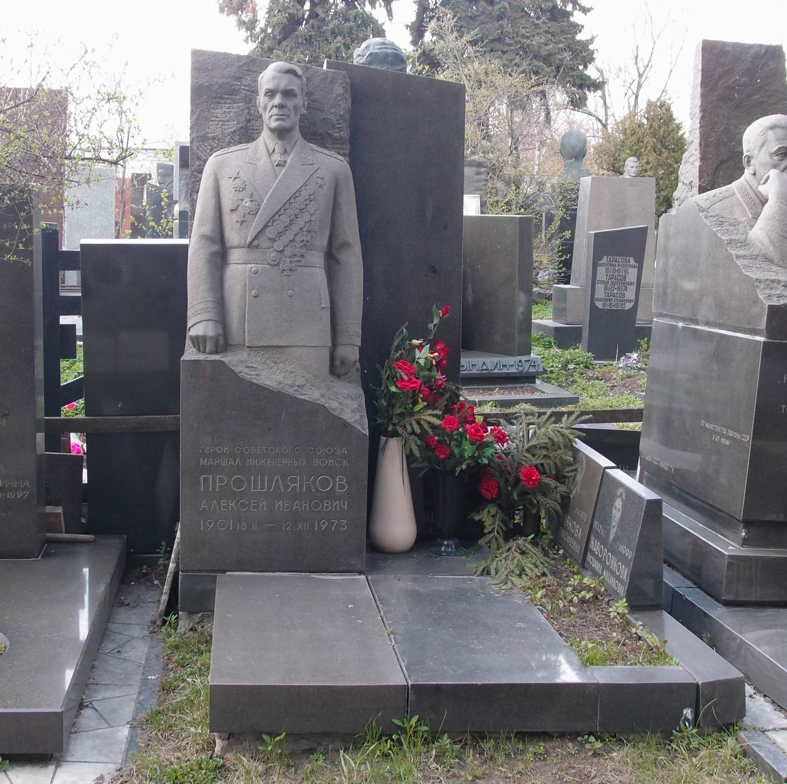 Памятник на могиле Прошлякова А.И. (1901–1973), ск. Ю.Иванов, арх. Б.Кушков (по эскизу Б.Прошлякова), на Новодевичьем кладбище (7–7–16).