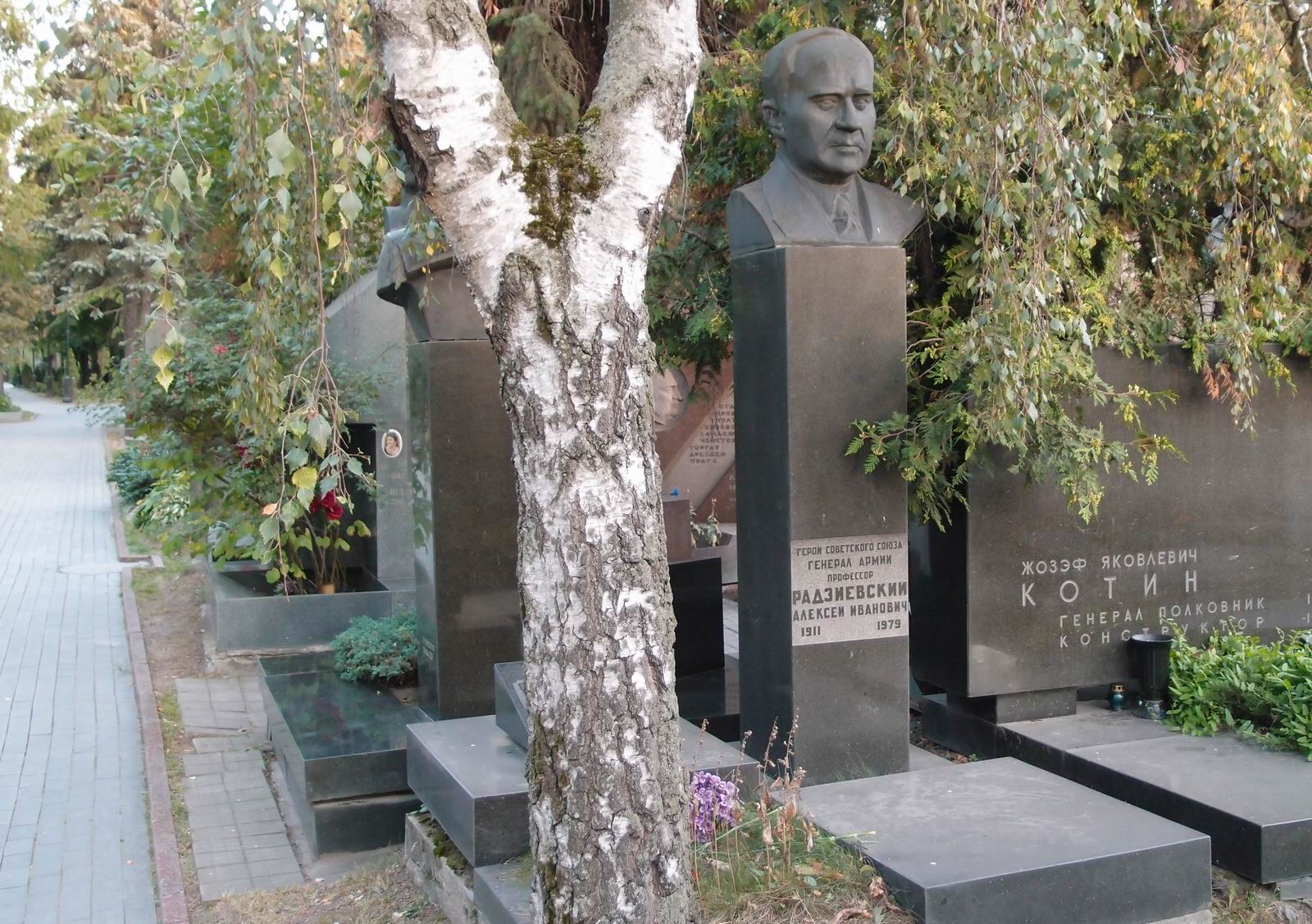 Памятник на могиле Радзиевского А.И. (1911–1979), ск. Б.Дюжев, арх. Е.Ефремов, на Новодевичьем кладбище (7–16–13).