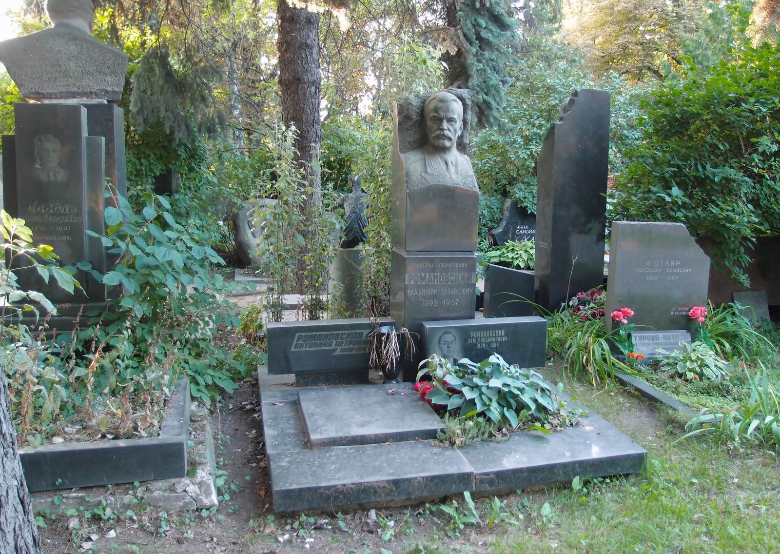 Памятник на могиле Романовского В.З. (1896–1967), на Новодевичьем кладбище (7–1–5).