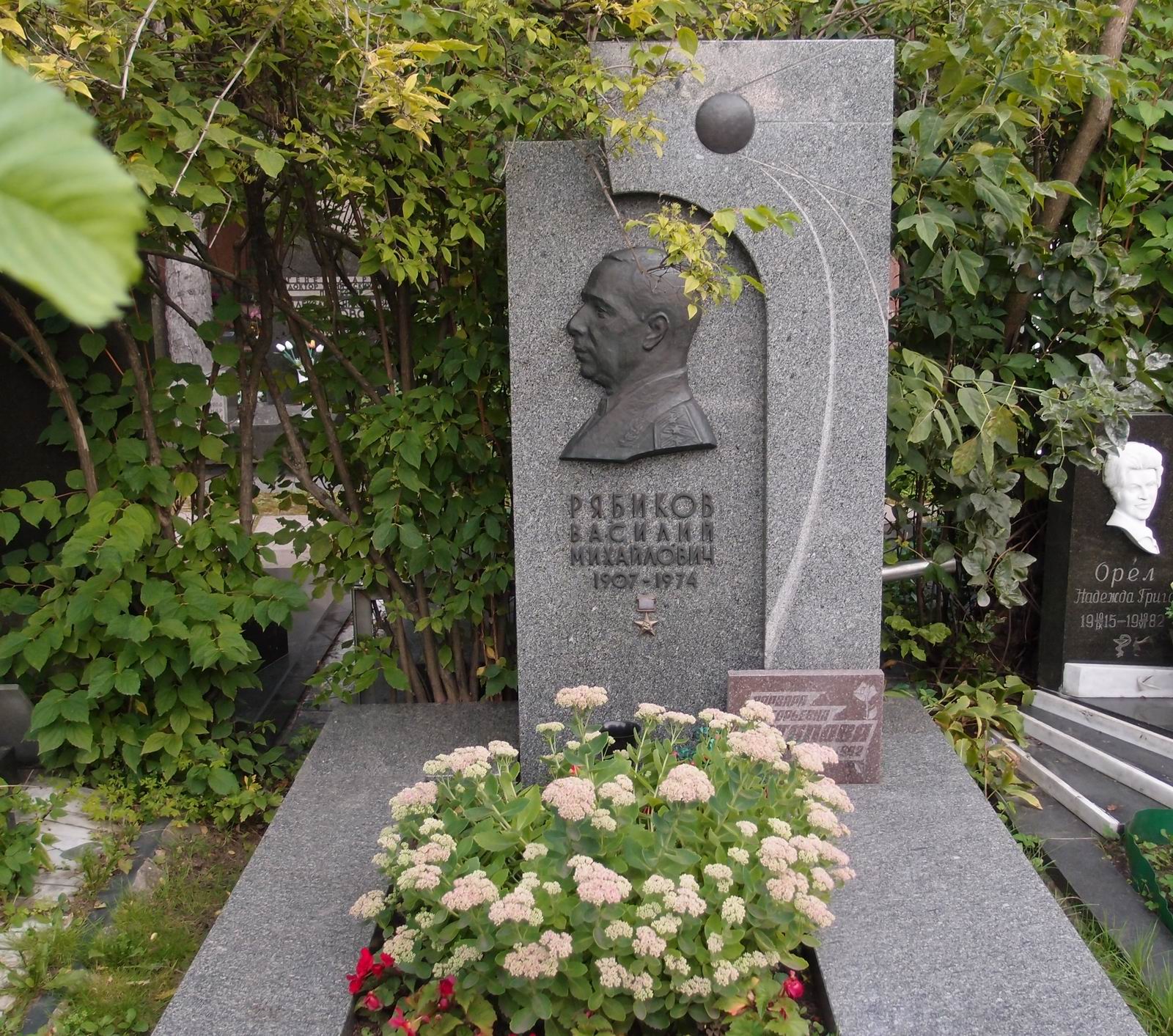 Памятник на могиле Рябикова В.М. (1907–1974), ск. В.Бублев, арх. И.Былинкин, на Новодевичьем кладбище (7–8–19).