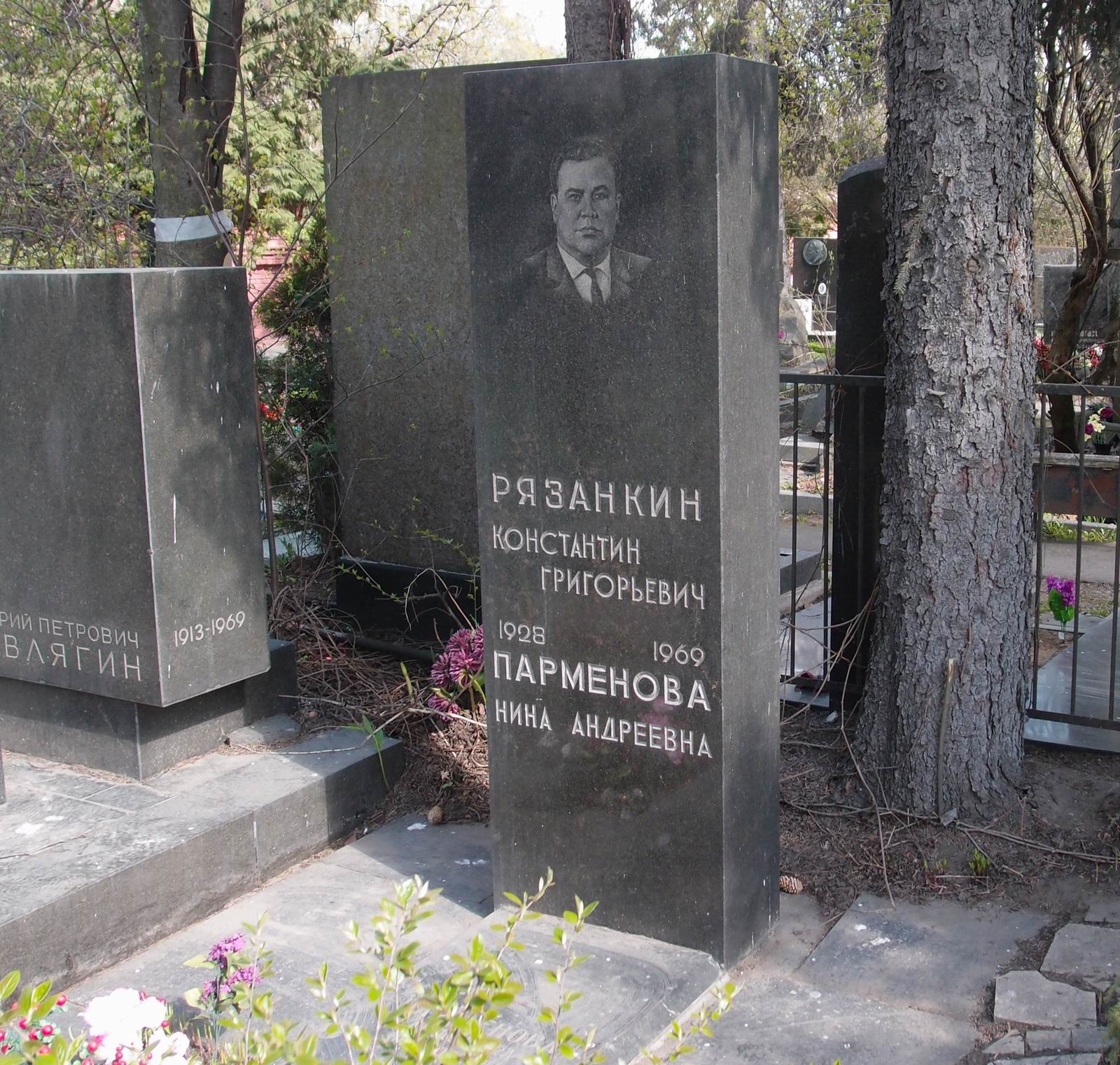 Памятник на могиле Рязанкина К.Г. (1928–1969), на Новодевичьем кладбище (7–10–6).