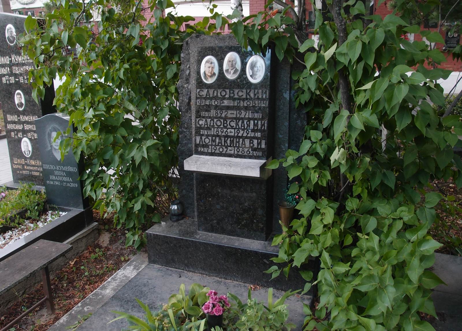 Памятник на могиле Садовского Ф.Т. (1892–1971), на Новодевичьем кладбище (7–19–10).