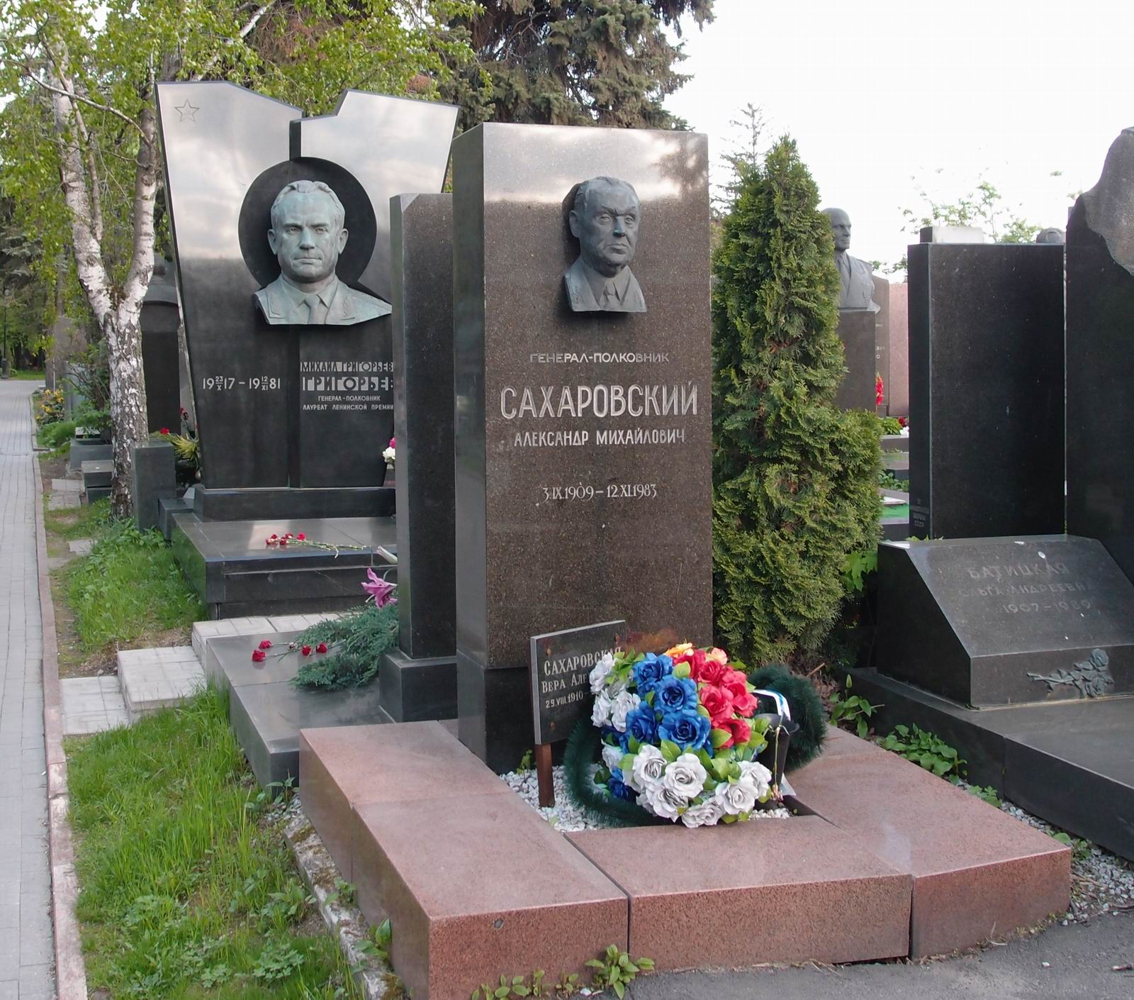 Памятник на могиле Сахаровского А.М. (1909-1983), на Новодевичьем кладбище (7-20-10).