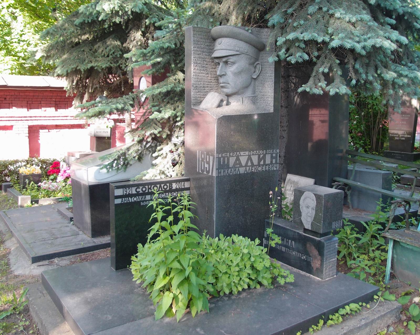 Памятник на могиле Шалина М.А. (1897–1970), на Новодевичьем кладбище (7–12–3).