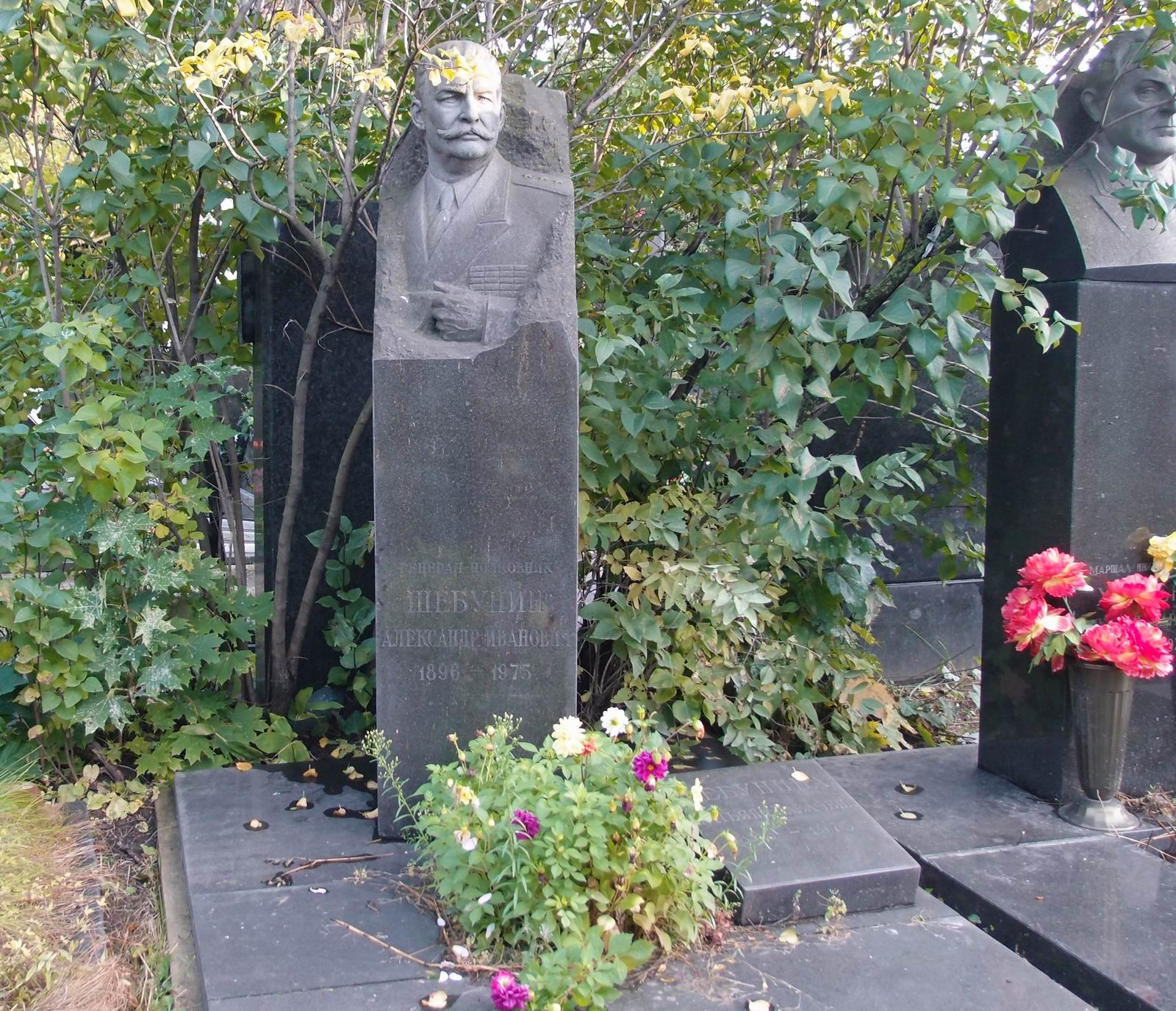 Памятник на могиле Шебунина А.И. (1896-1975), на Новодевичьем кладбище (7-10-20).