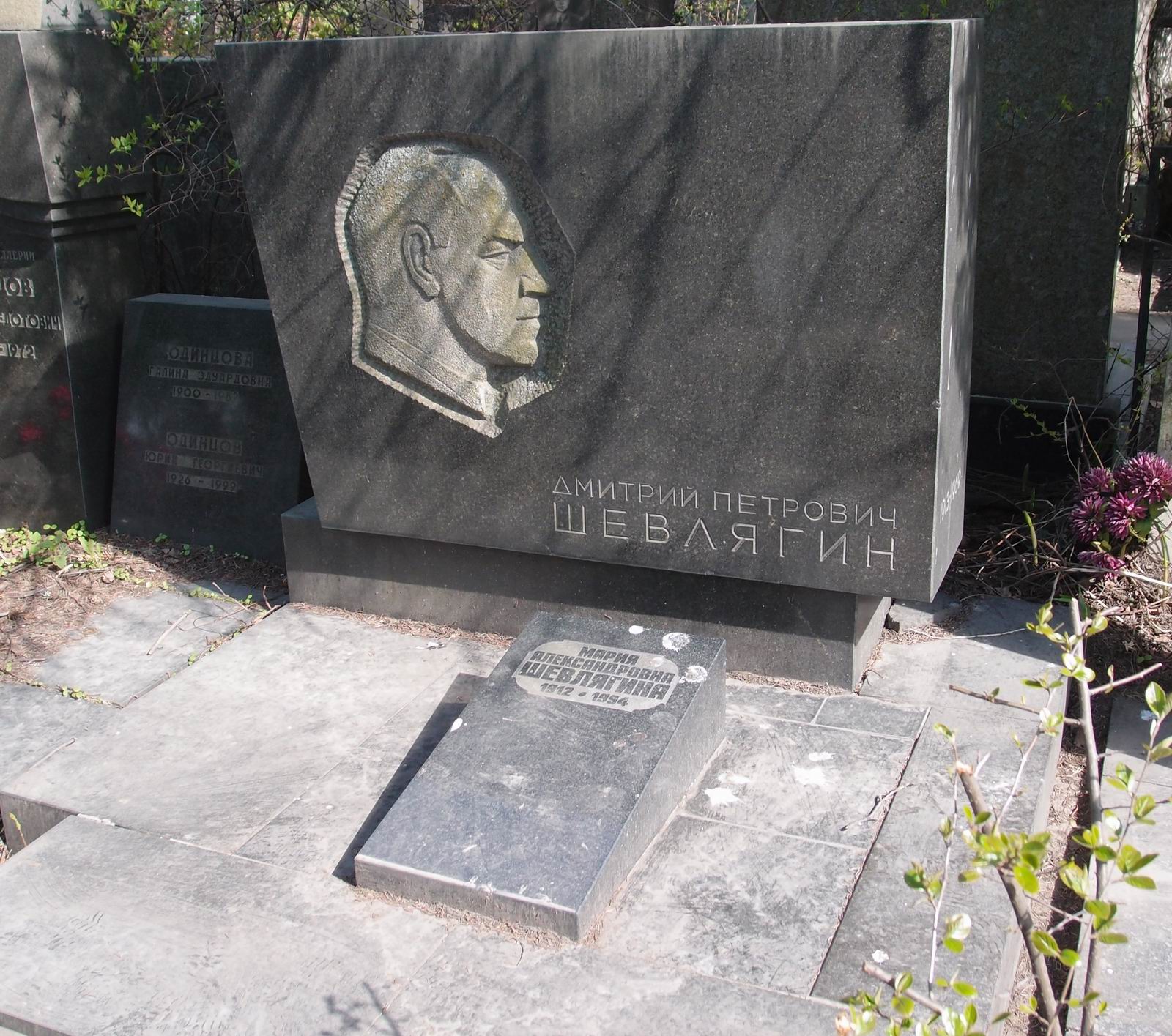Памятник на могиле Шевлягина Д.П. (1913–1969), ск. А.Филиппова, арх. Ю.Лапин, на Новодевичьем кладбище (7–10–5).