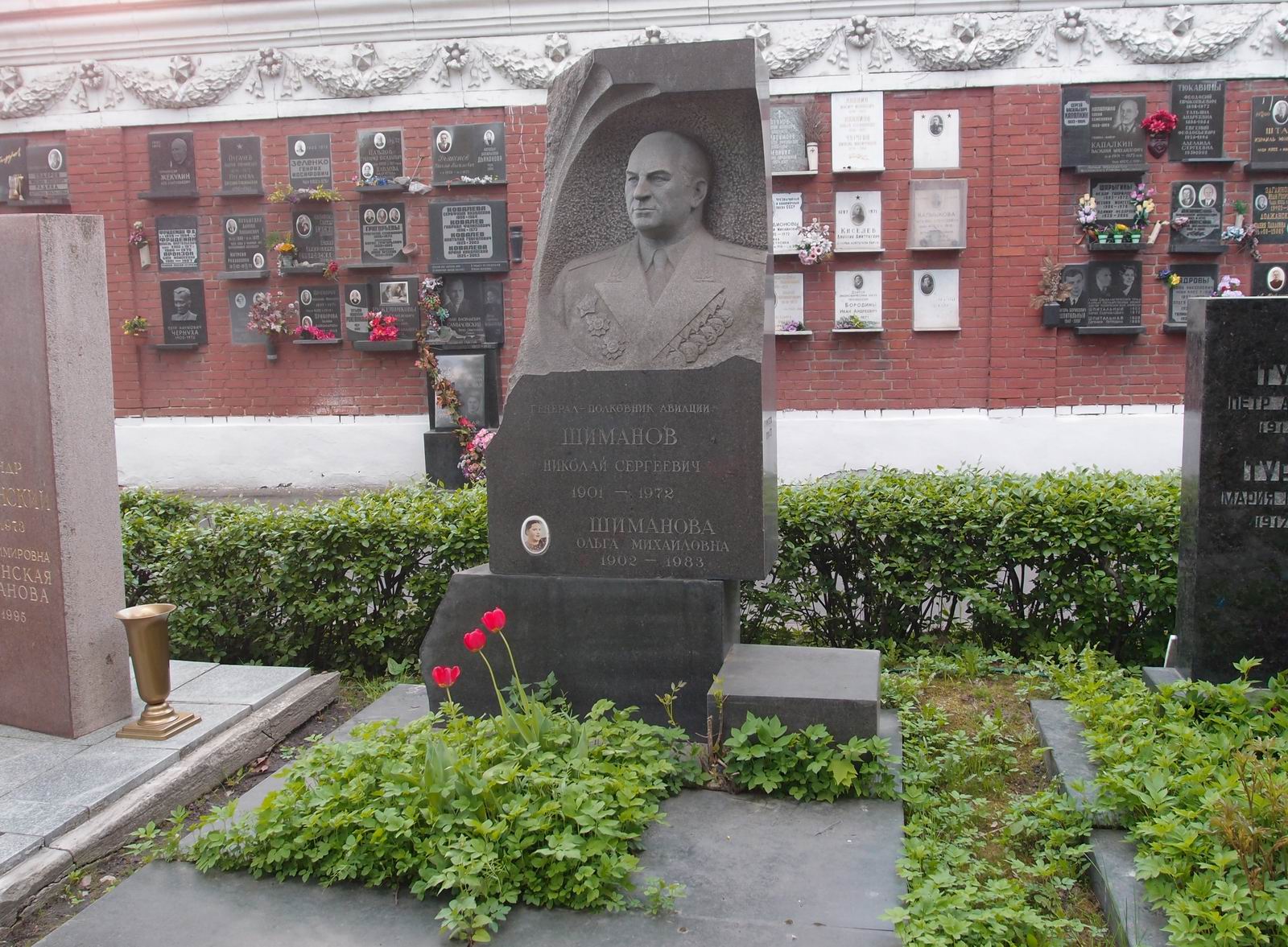 Памятник на могиле Шиманова Н.С. (1901–1972), на Новодевичьем кладбище (7–21–5). Нажмите левую кнопку мыши чтобы увидеть фрагмент памятника.