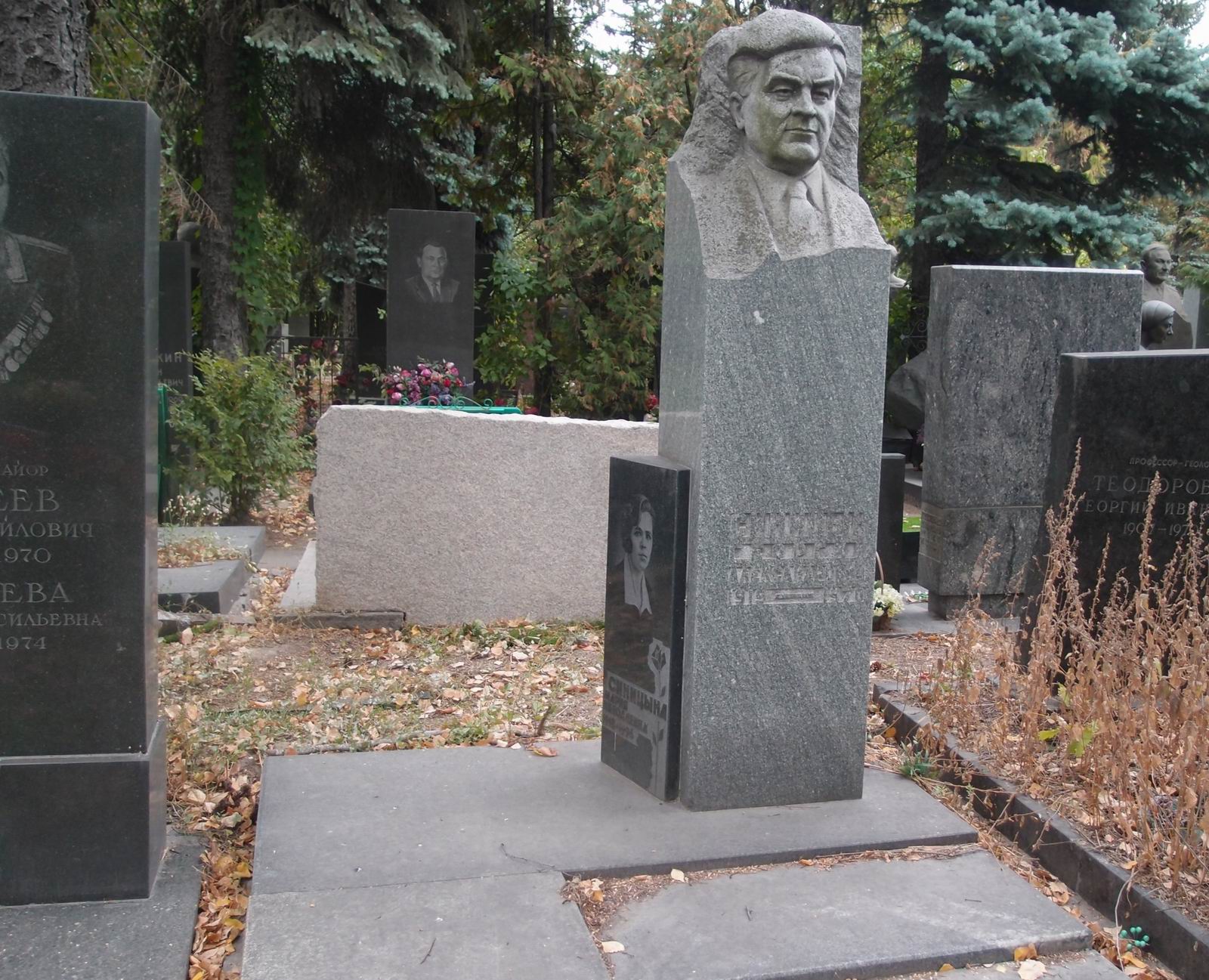 Памятник на могиле Синицына Г.А. (1919–1970), ск. Н.Саркисов, на Новодевичьем кладбище (7–12–6).
