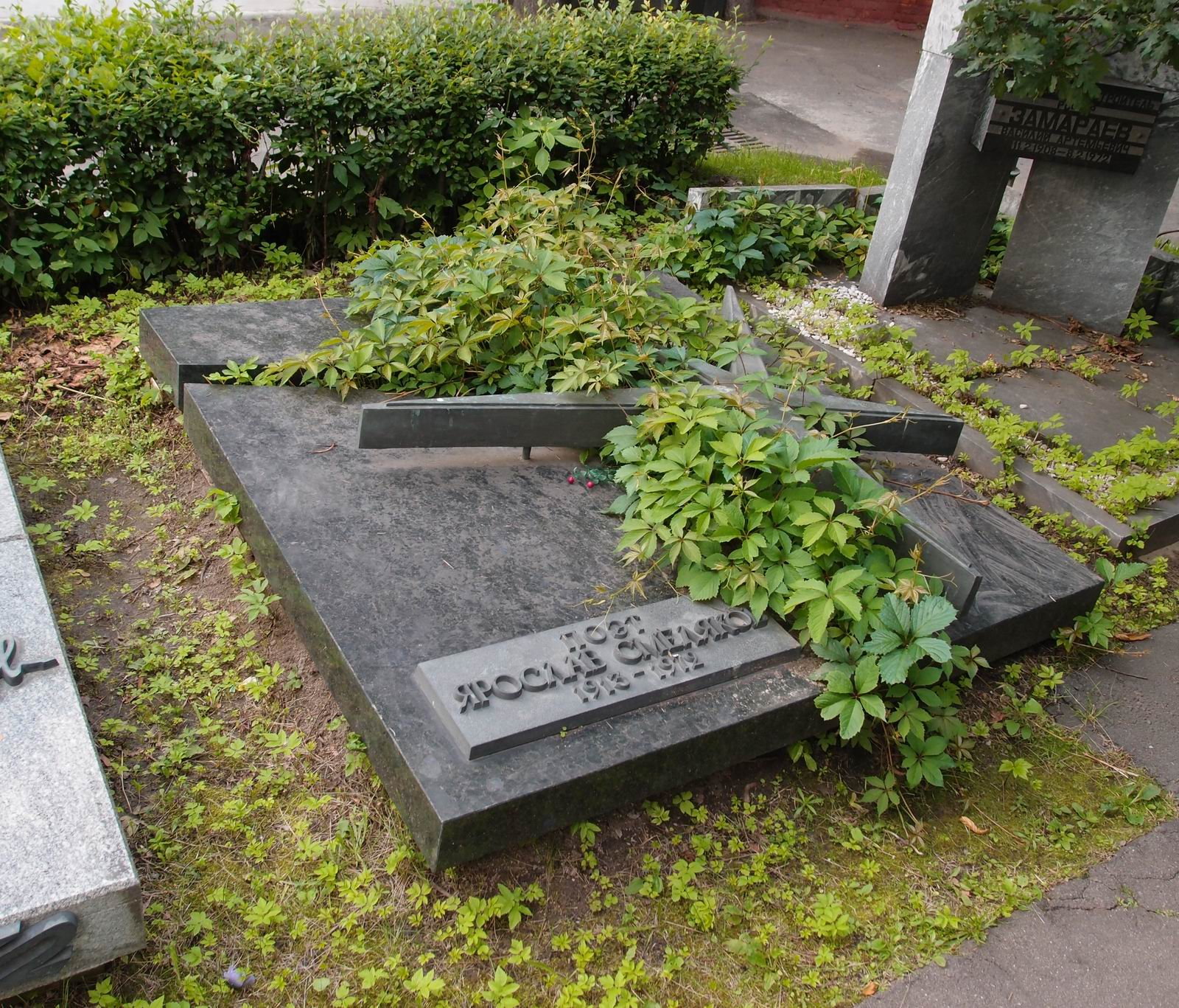 Памятник на могиле Смелякова Я.В. (1913–1978), арх. А.Казиатко, на Новодевичьем кладбище (7–21–2).