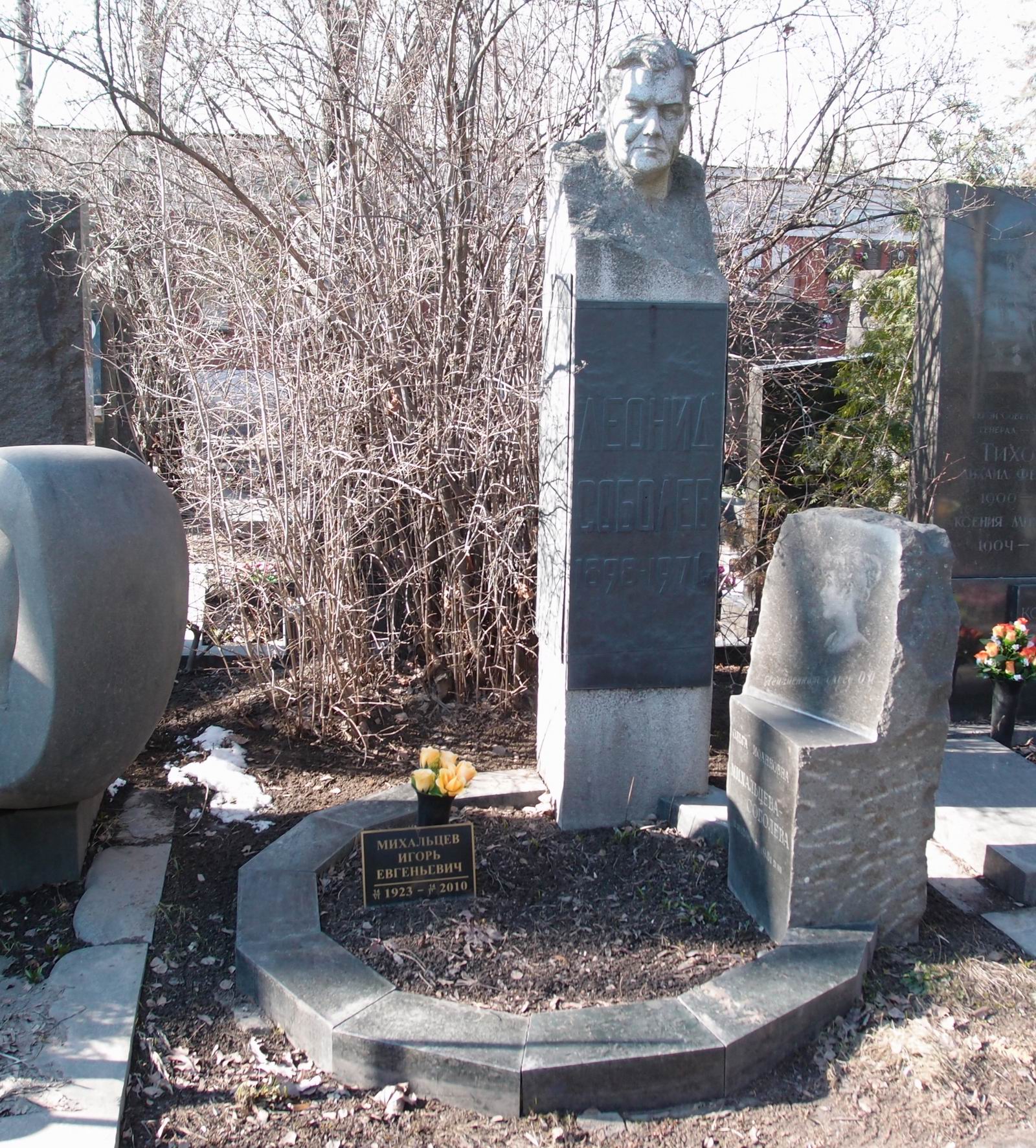 Памятник на могиле Соболева Л.С. (1898-1971), ск. П.Шапиро, арх. Л.Мисожников, на Новодевичьем кладбище (7-17-10).