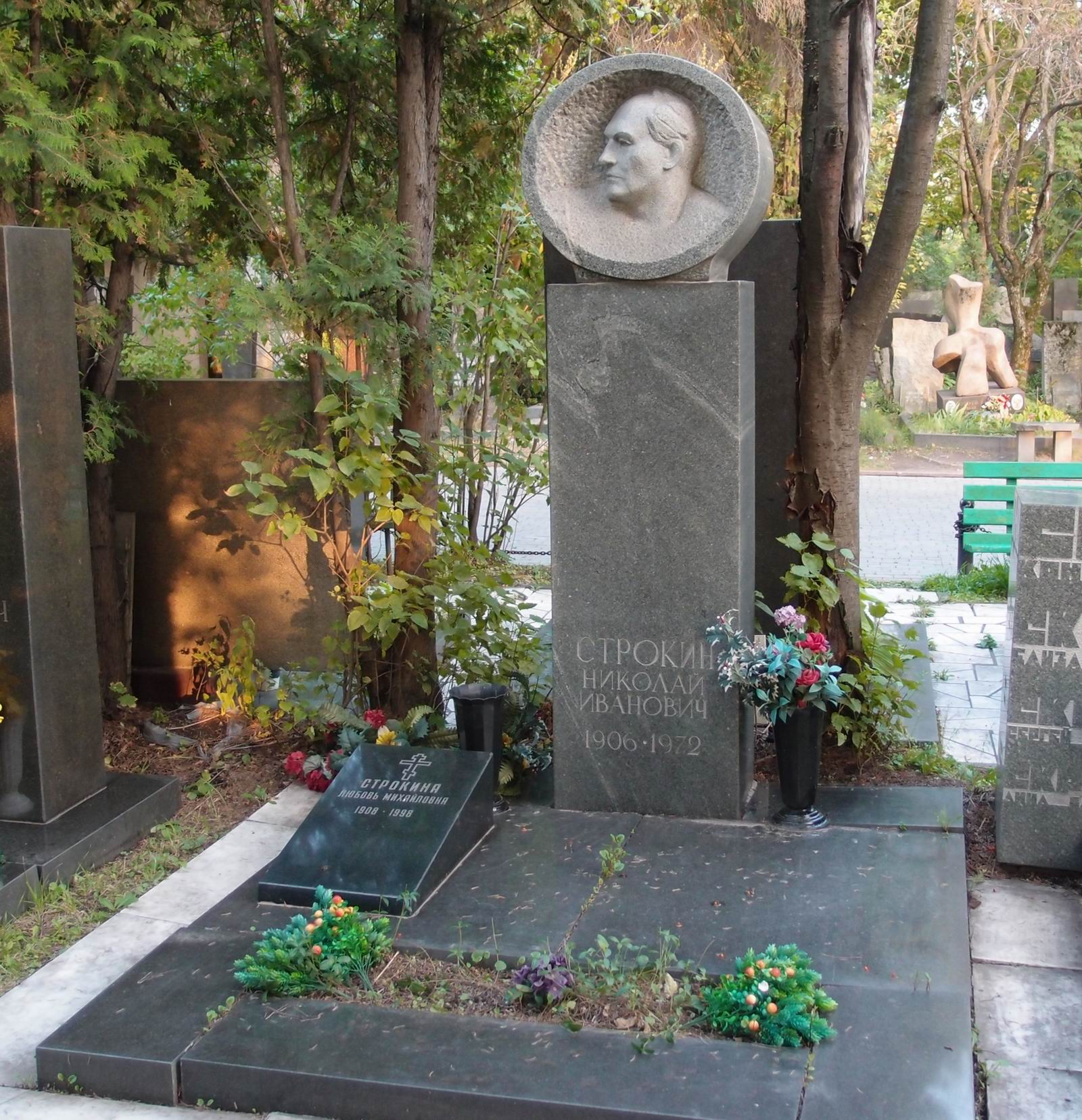 Памятник на могиле Строкина Н.И. (1906-1972), ск. Н.Никогосян, арх. Т.Никогосян, на Новодевичьем кладбище (7-2-18).