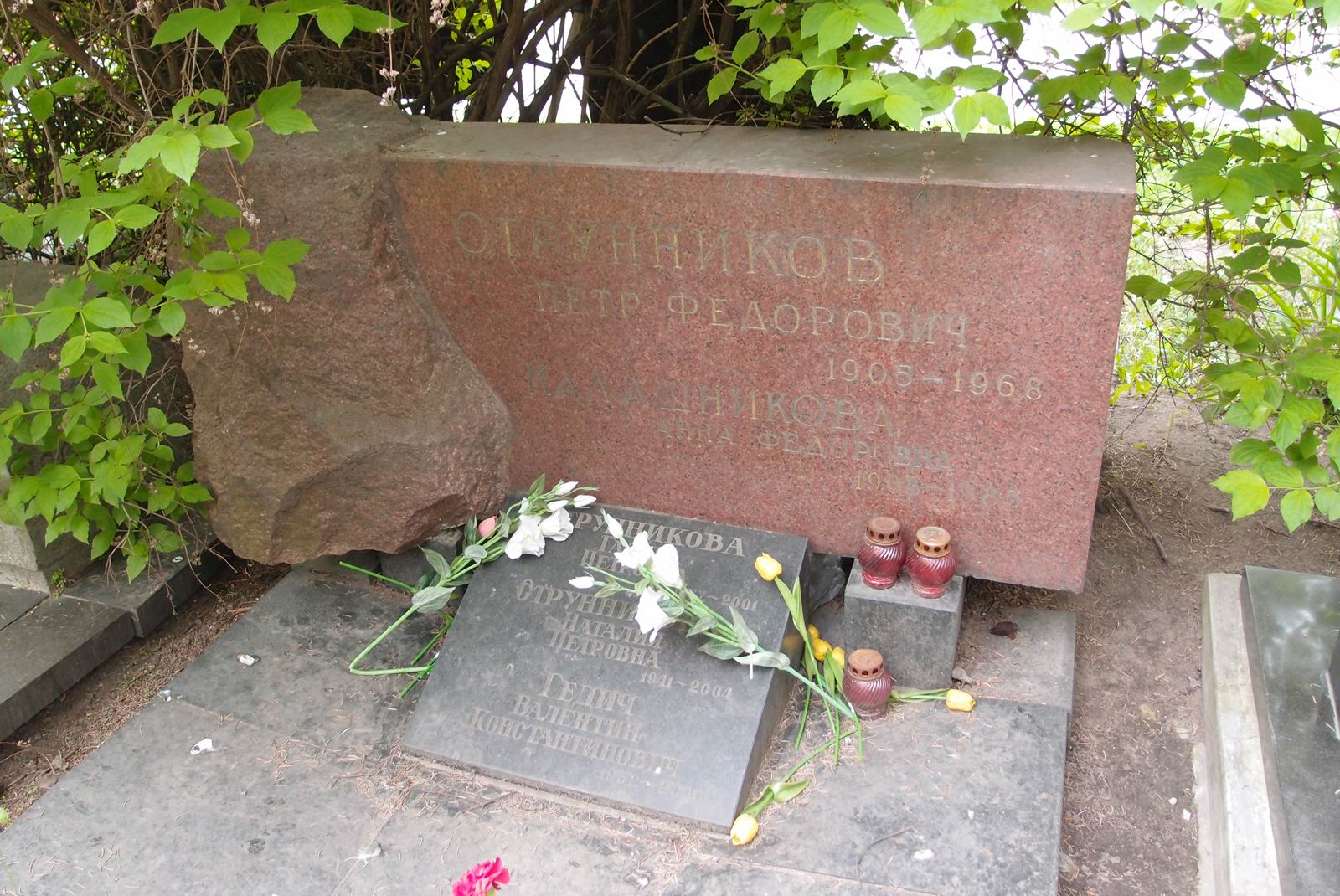 Памятник на могиле Струнникова П.Ф. (1905–1968), на Новодевичьем кладбище (7–2–3).