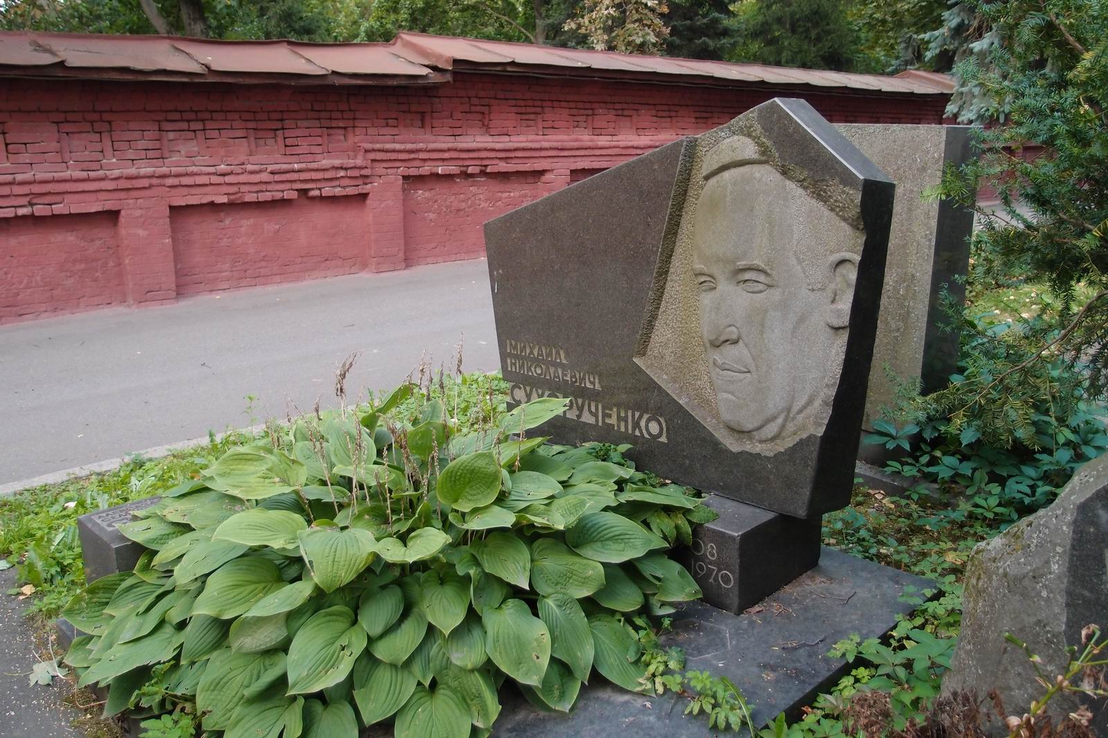 Памятник на могиле Сухорученко М.Н. (1908-1970), на Новодевичьем кладбище (7-16-1).