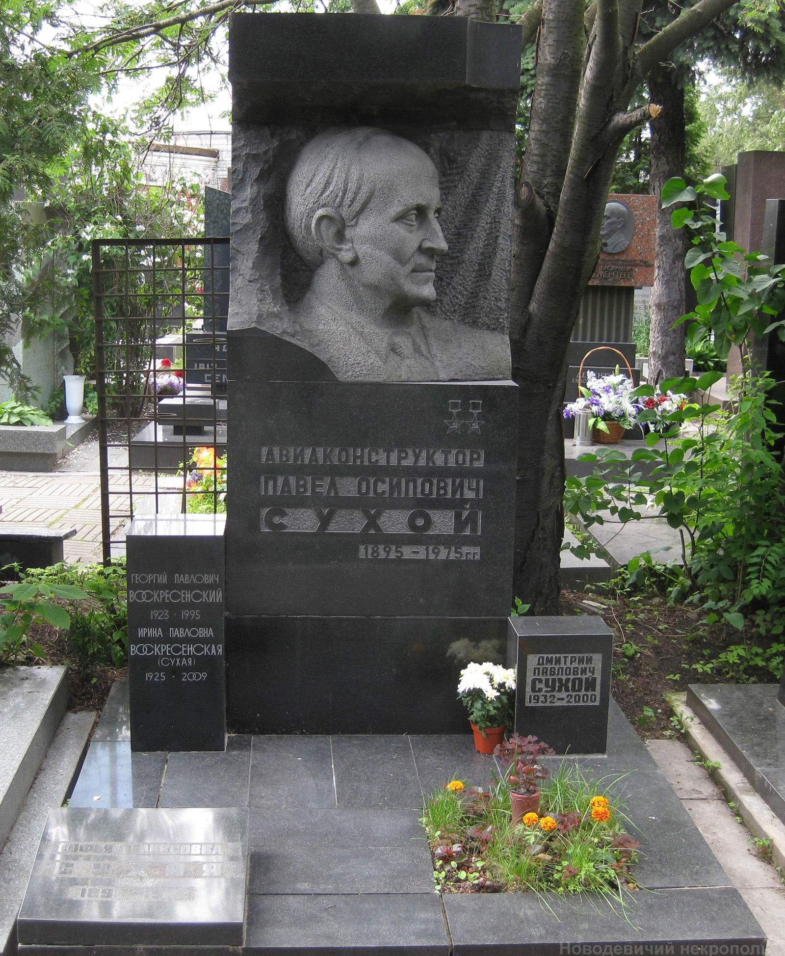 Памятник на могиле Сухого П.О. (1895-1975), ск. Н.Щербаков, арх. С.Лядов, на Новодевичьем кладбище (7-11-16).