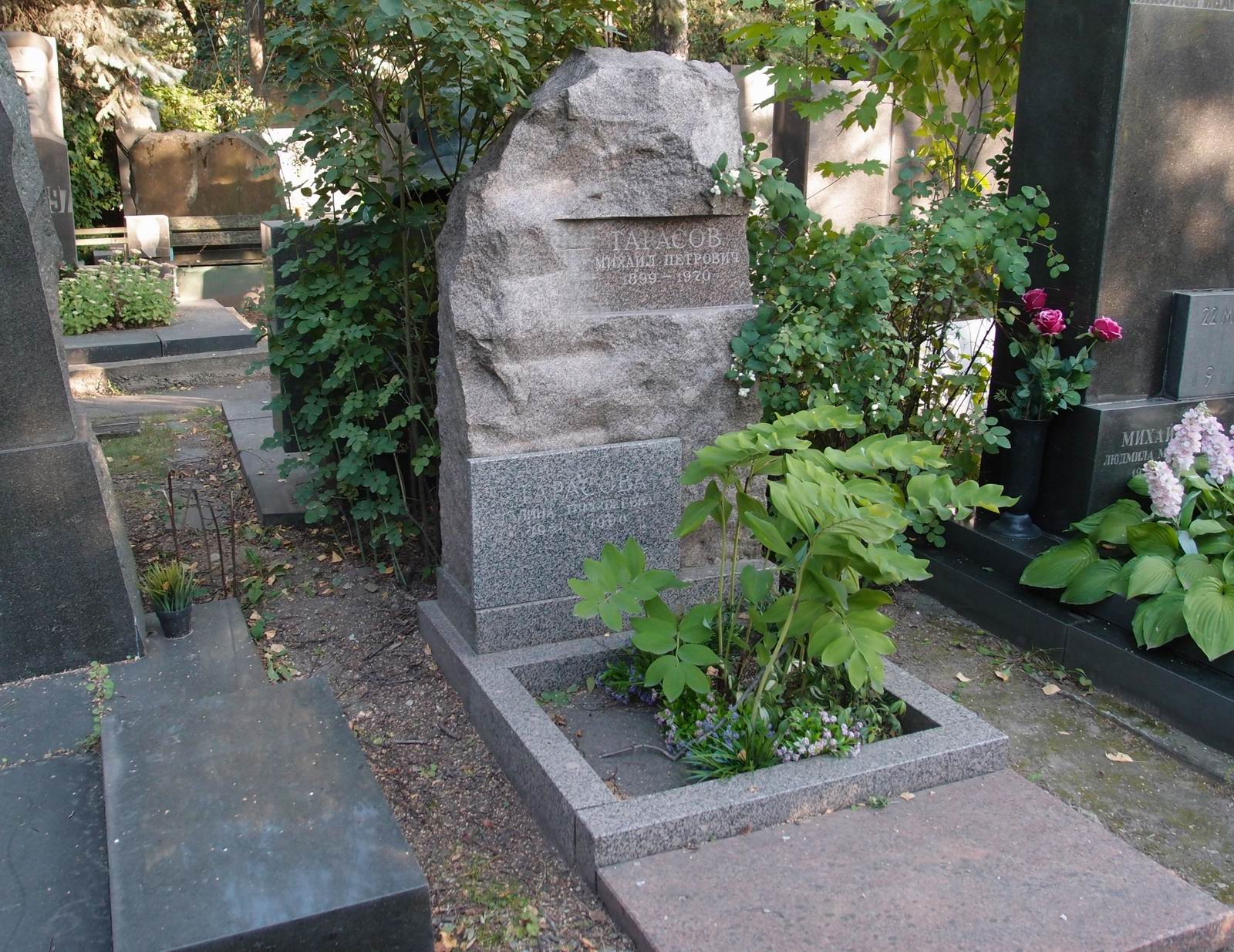 Памятник на могиле Тарасова М.П. (1899-1970), на Новодевичьем кладбище (7-14-4).