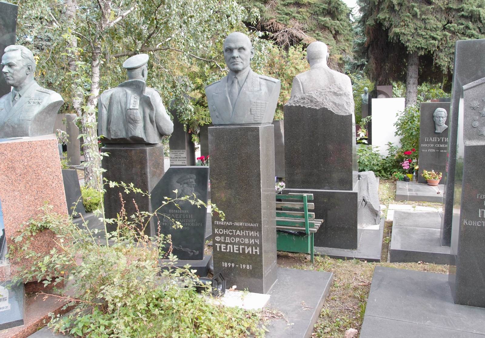 Памятник на могиле Телегина К.Ф. (1899-1981), ск. В.Керенский, арх. И.Лодагов, Г.Муравьёва, на Новодевичьем кладбище (7-18-14).