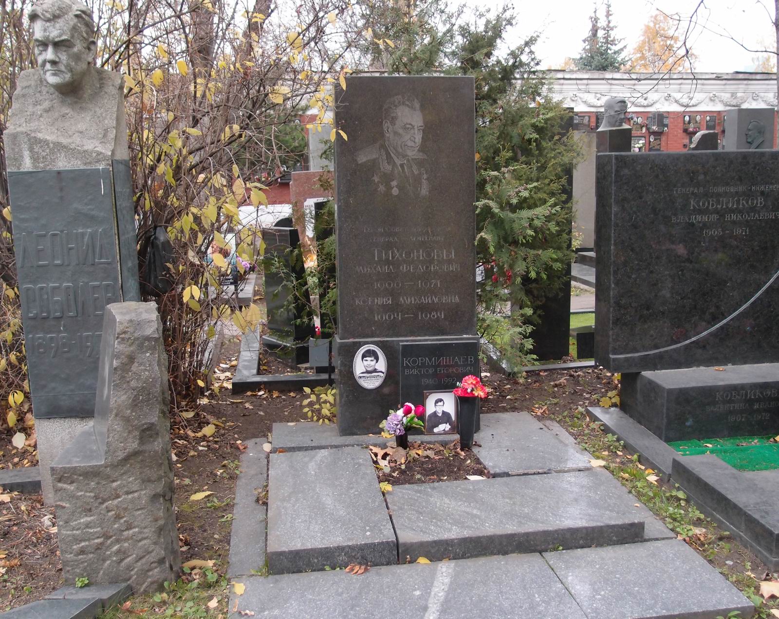 Памятник на могиле Тихонова М.Ф. (1900–1971), на Новодевичьем кладбище (7–17–9).
