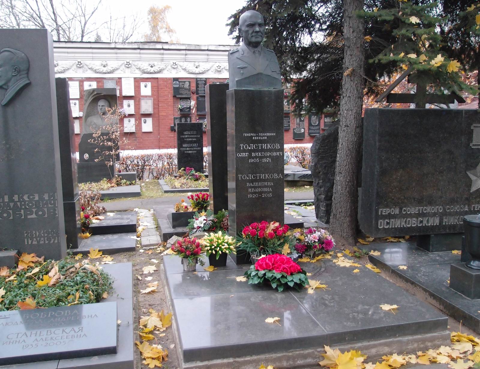 Памятник на могиле Толстикова О.В. (1905–1971), ск. А.Елецкий, на Новодевичьем кладбище (7–19–4).