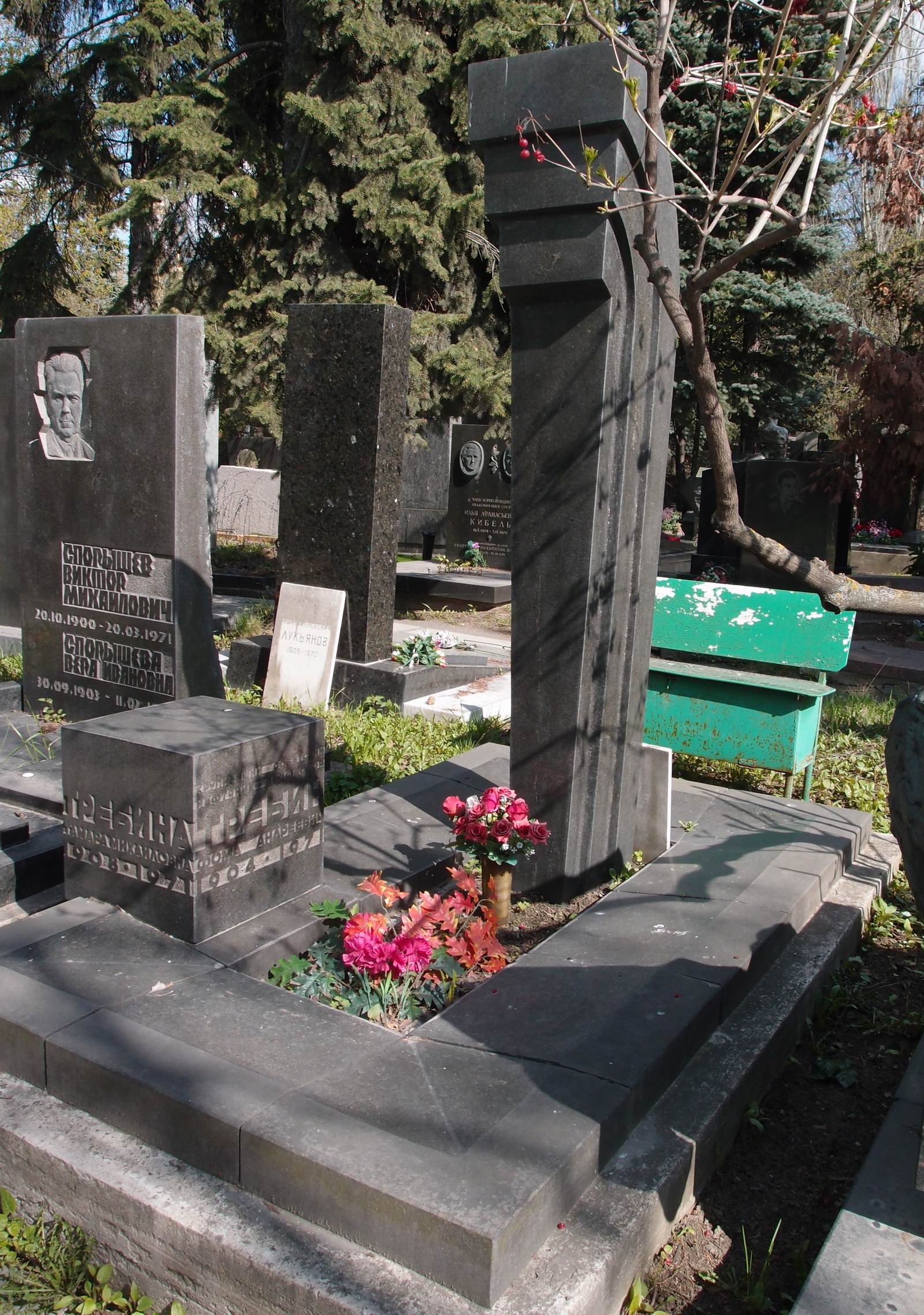 Памятник на могиле Требина Ф.А. (1904–1971), по эскизу Г.Требина, на Новодевичьем кладбище (7–14–10).