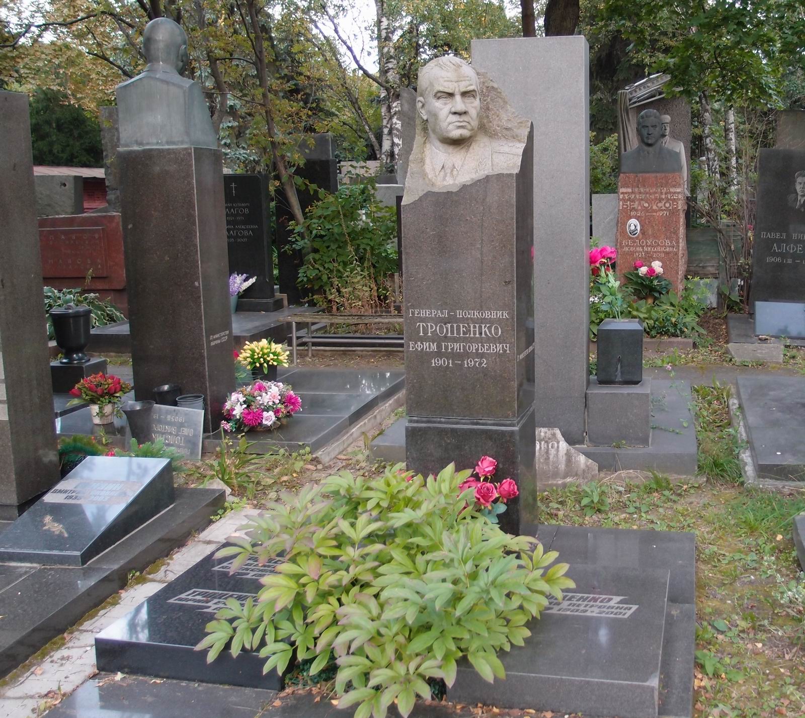 Памятник на могиле Троценко Е.Г. (1901–1972), на Новодевичьем кладбище (7–20–5).