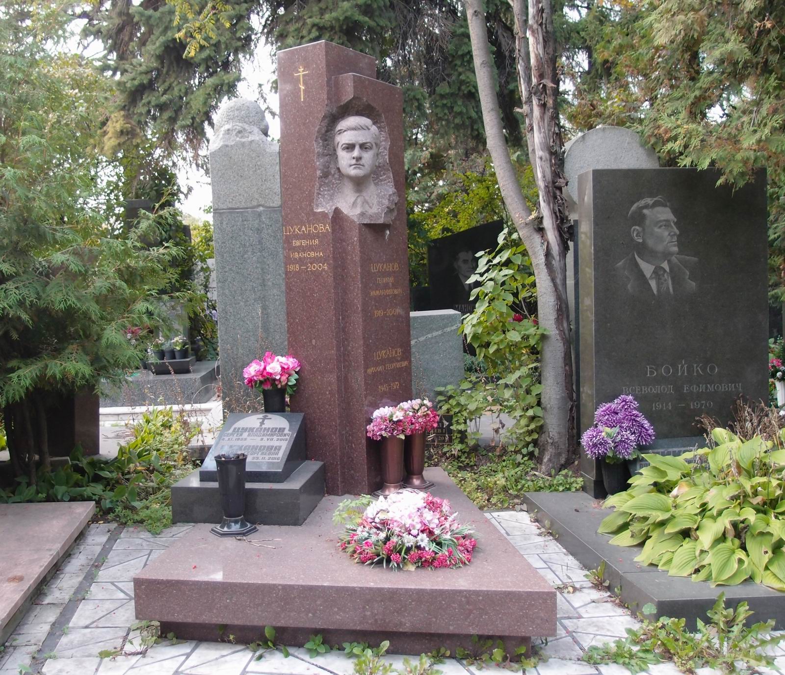 Памятник на могиле Цуканова Г.Э. (1919–2001), на Новодевичьем кладбище (7–1–20).