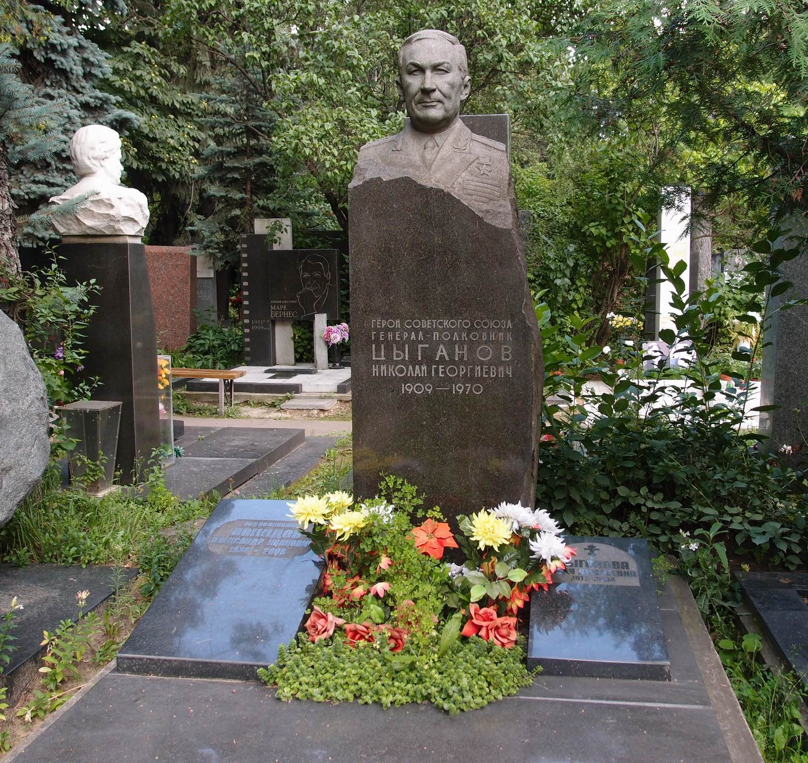 Памятник на могиле Цыганова Н.Г. (1909–1970), на Новодевичьем кладбище (7–10–10). Нажмите левую кнопку мыши чтобы увидеть фрагмент памятника.