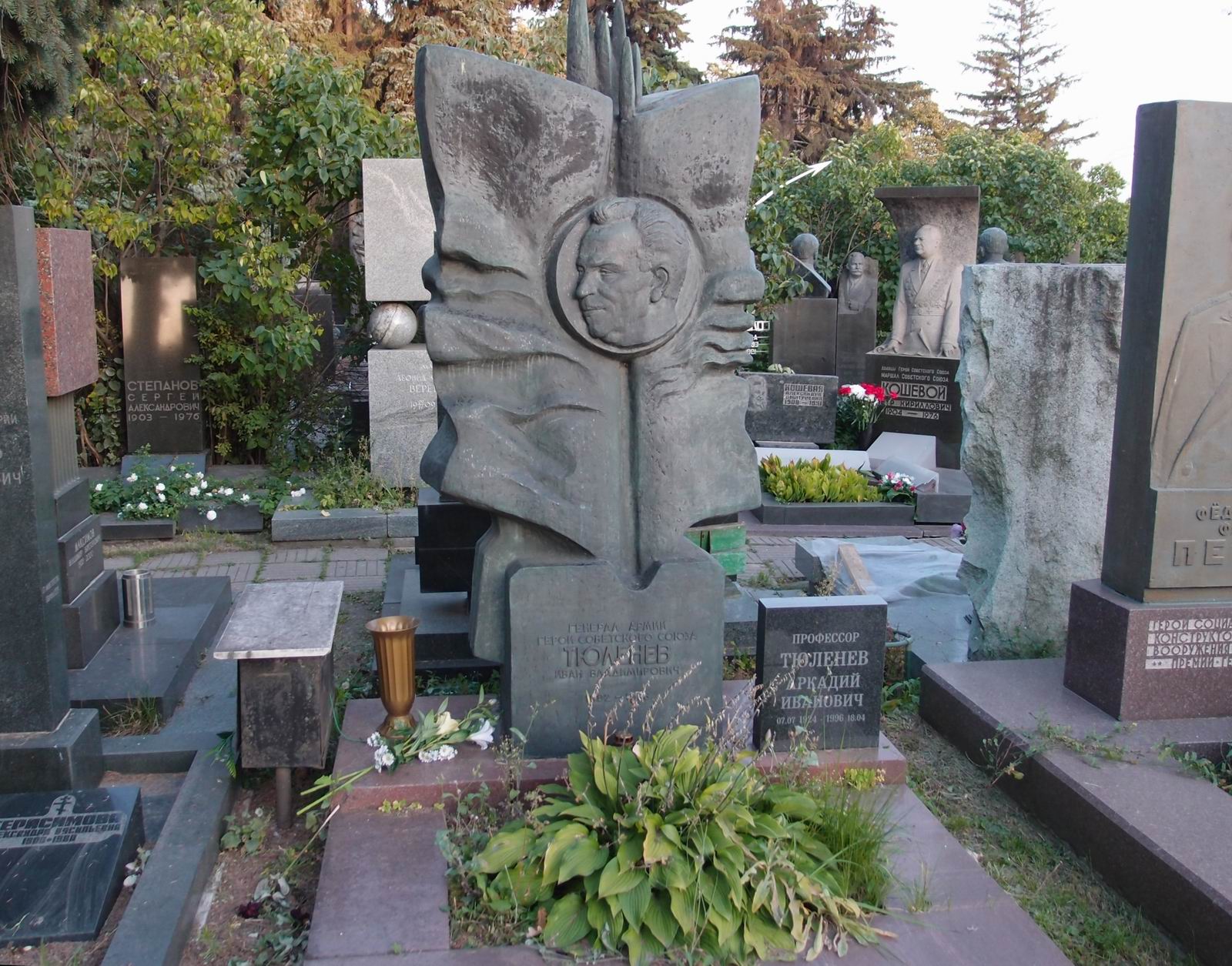 Памятник на могиле Тюленева И.В. (1892–1978), ск. Ю.Павлов, арх. В.Халявский, на Новодевичьем кладбище (7–14–16).