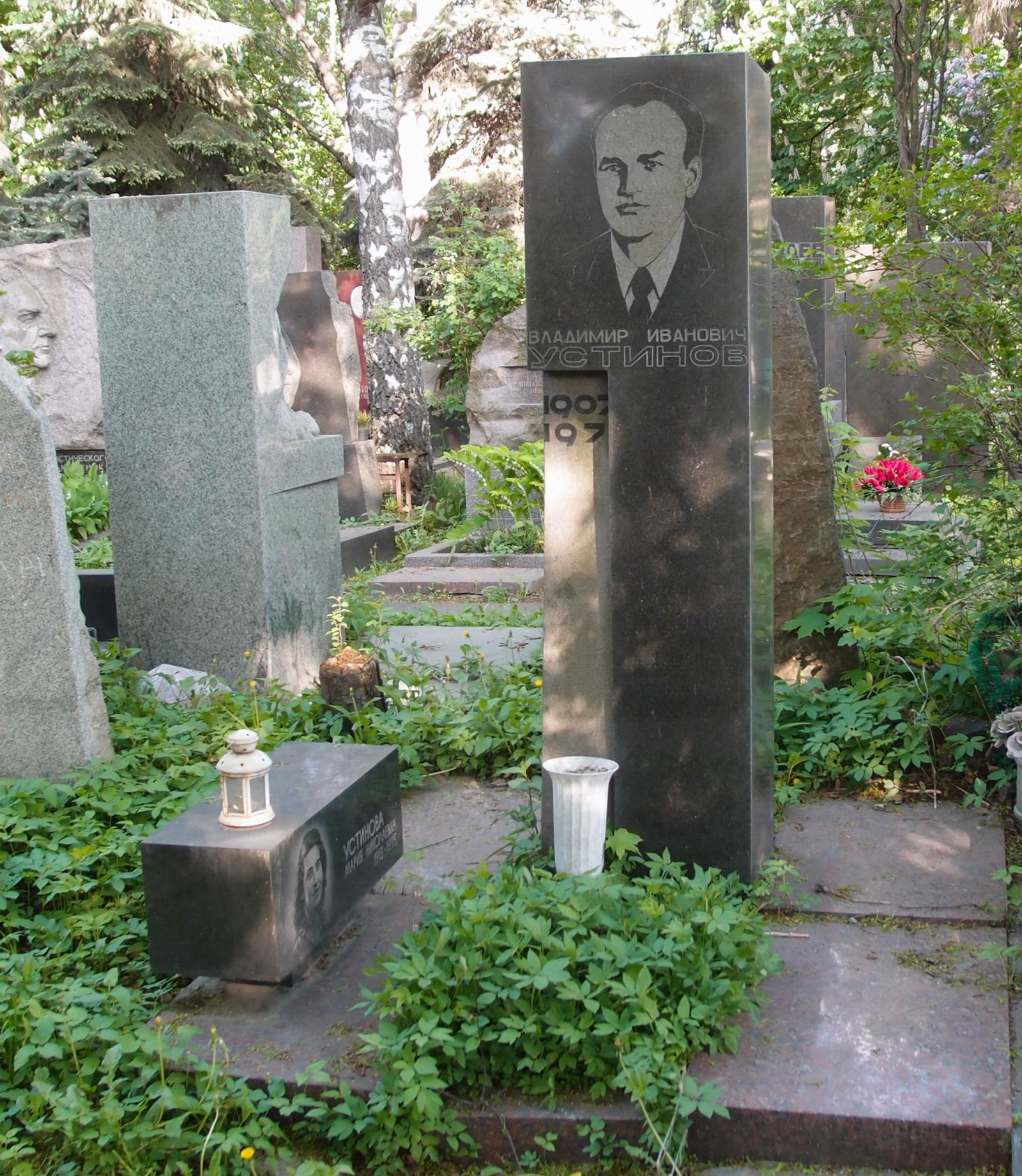 Памятник на могиле Устинова В.И. (1907-1971), арх. И.Студеникин, на Новодевичьем кладбище (7-16-5).