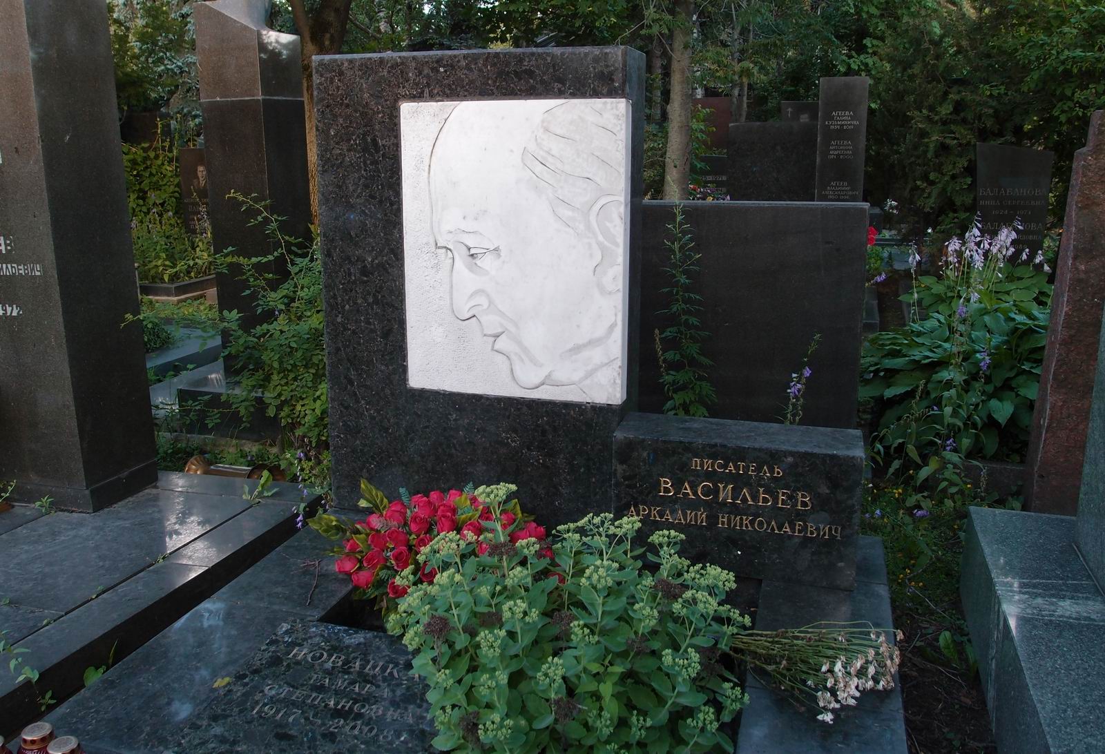 Памятник на могиле Васильева А.Н. (1907–1972), ск. О.Воробчук, арх. В.Орлов, на Новодевичьем кладбище (7–20–7).