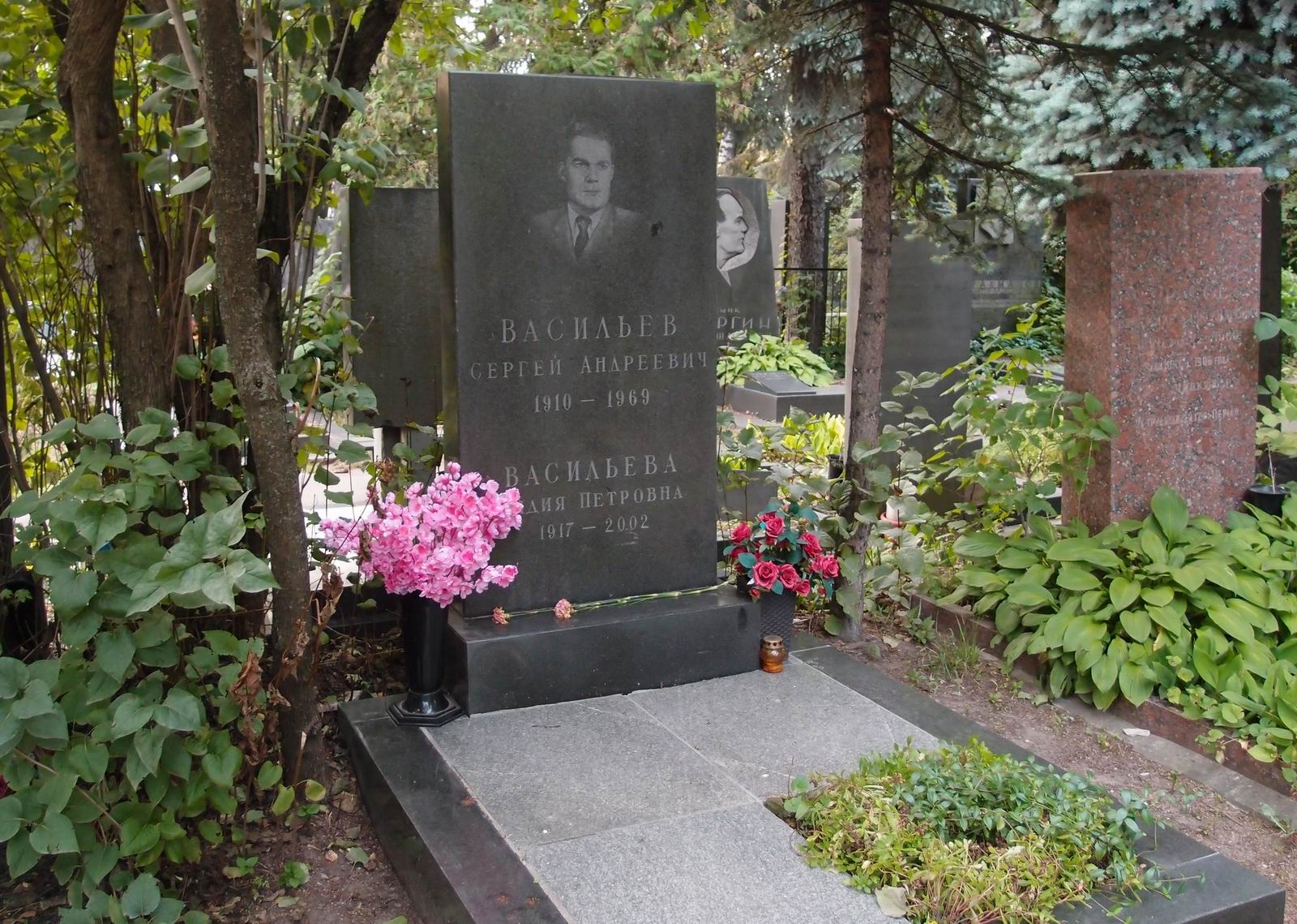 Памятник на могиле Васильева С.А. (1910-1969), на Новодевичьем кладбище (7-7-8).