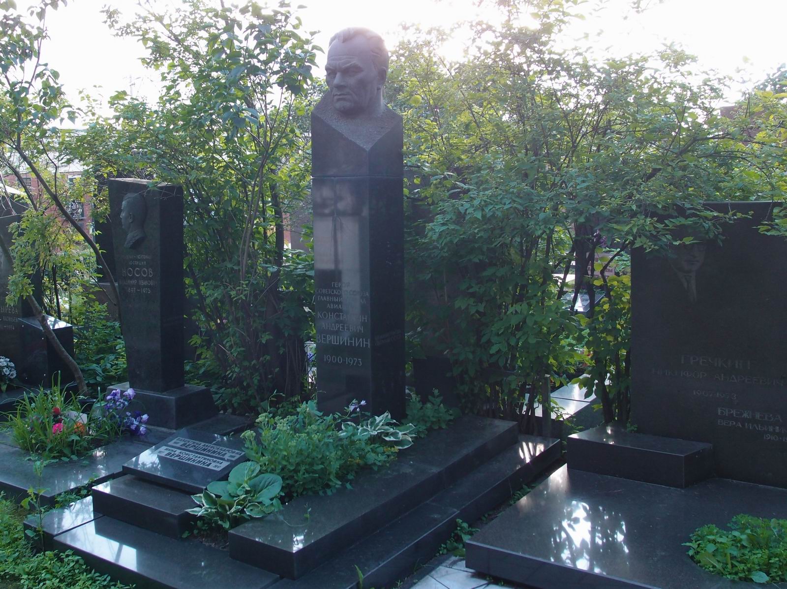 Памятник на могиле Вершинина К.А. (1900-1973), на Новодевичьем кладбище (7-7-18).