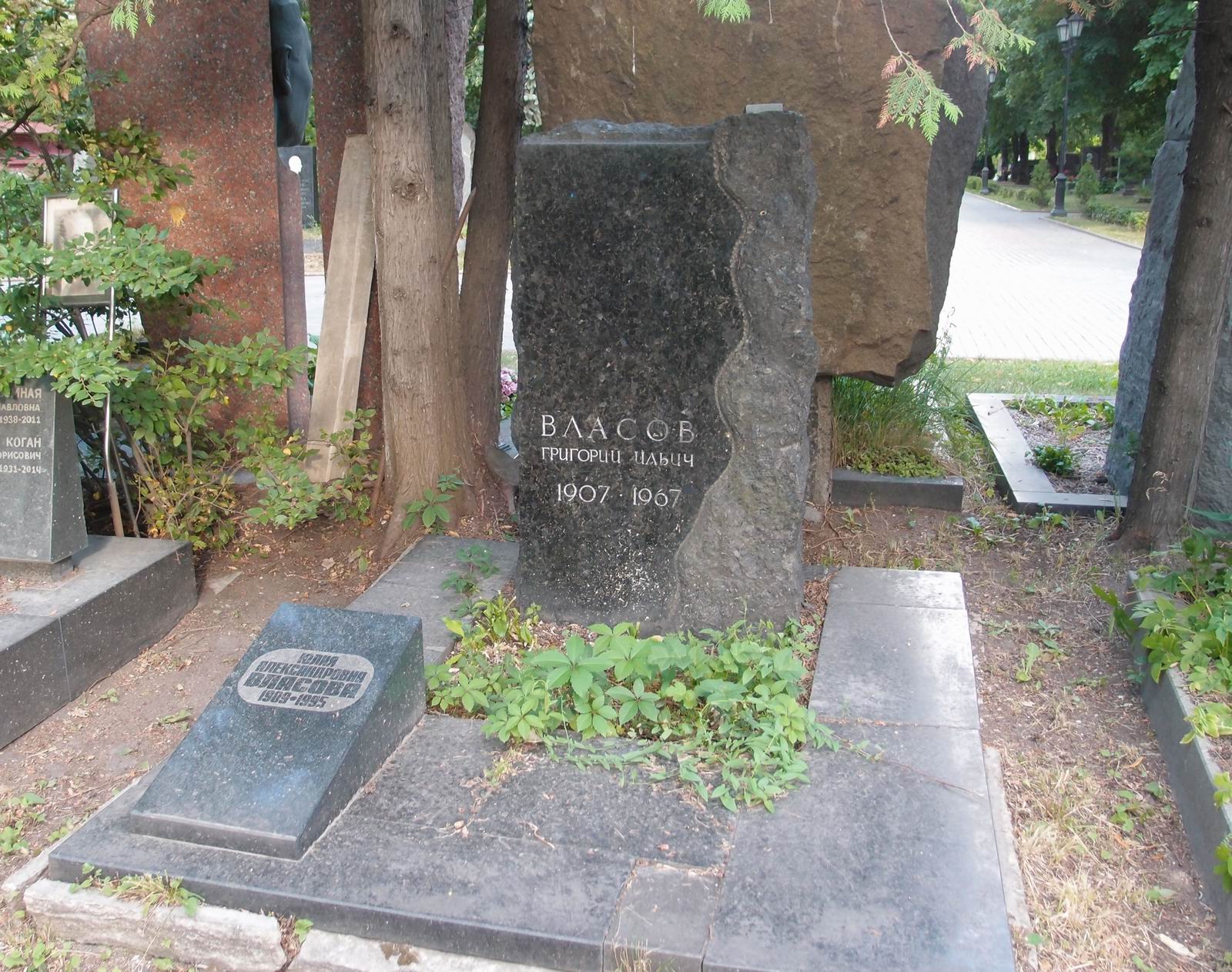 Памятник на могиле Власова Г.И. (1907–1967), арх. Ю.Соколов, на Новодевичьем кладбище (7–2–12).
