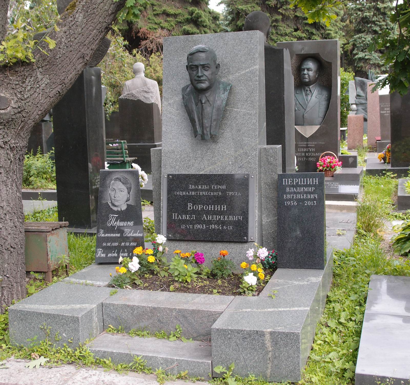 Памятник на могиле Воронина П.А. (1903–1984), ск. М.Воскресенская, арх. С.Образцов, на Новодевичьем кладбище (7–20–13).