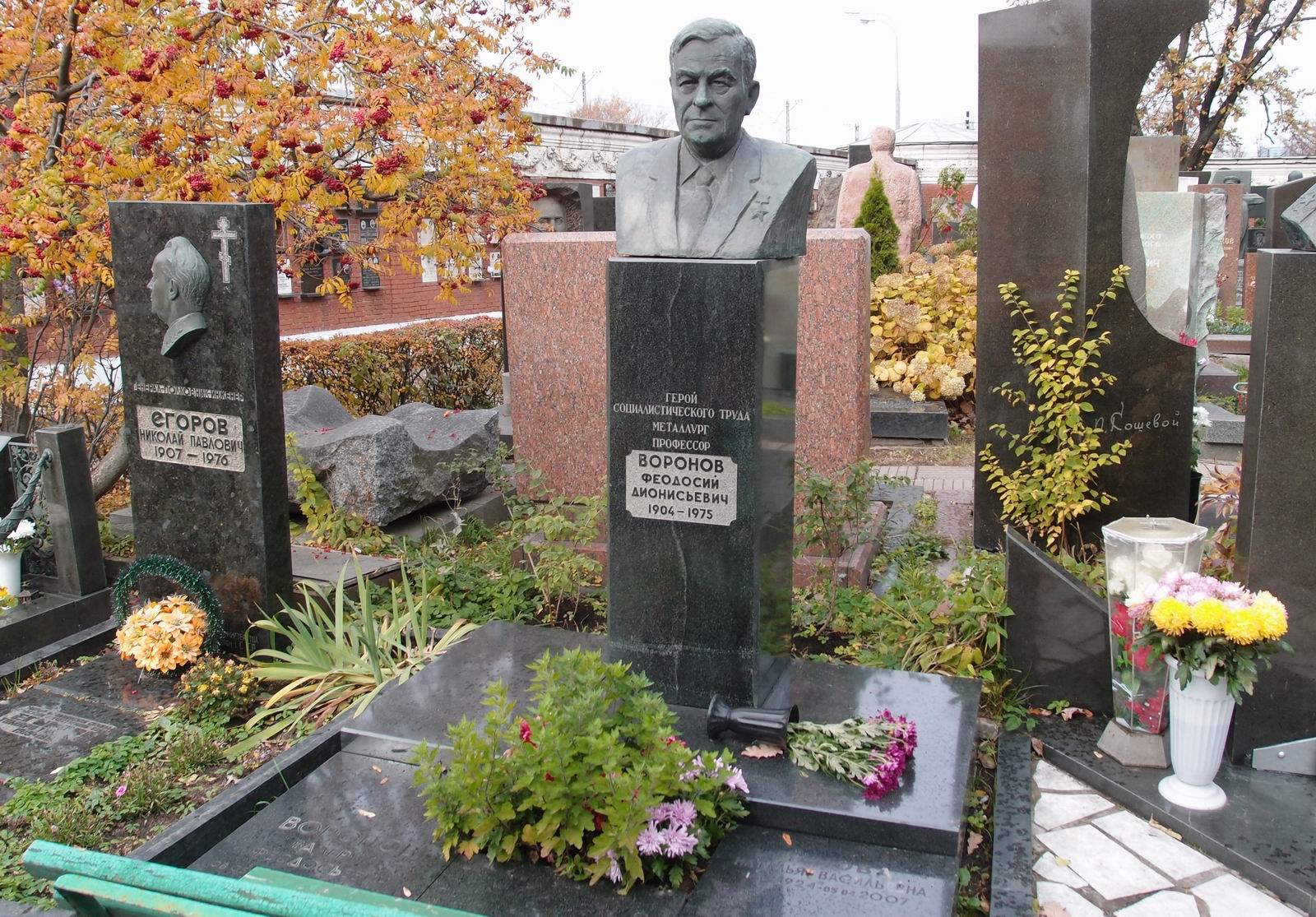 Памятник на могиле Воронова Ф.Д. (1904-1975), ск. П.Шапиро, арх. Д.Бархин, на Новодевичьем кладбище (7-11-19).