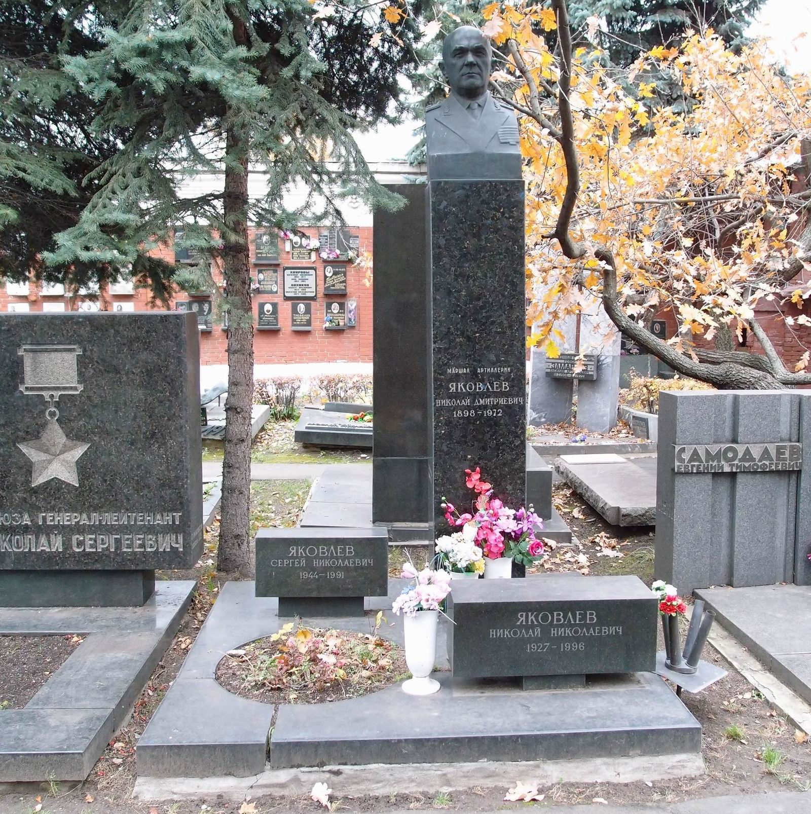 Памятник на могиле Яковлева Н.Д. (1898–1972), ск. А.Елецкий, на Новодевичьем кладбище (7–19–2).