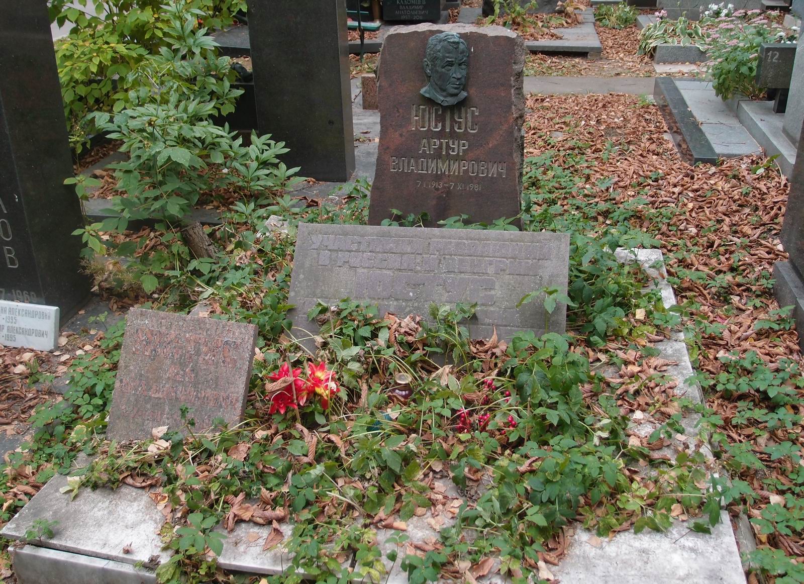 Памятник на могиле Юстуса В.Б. (1879–1930), на Новодевичьем кладбище (7–8–3).