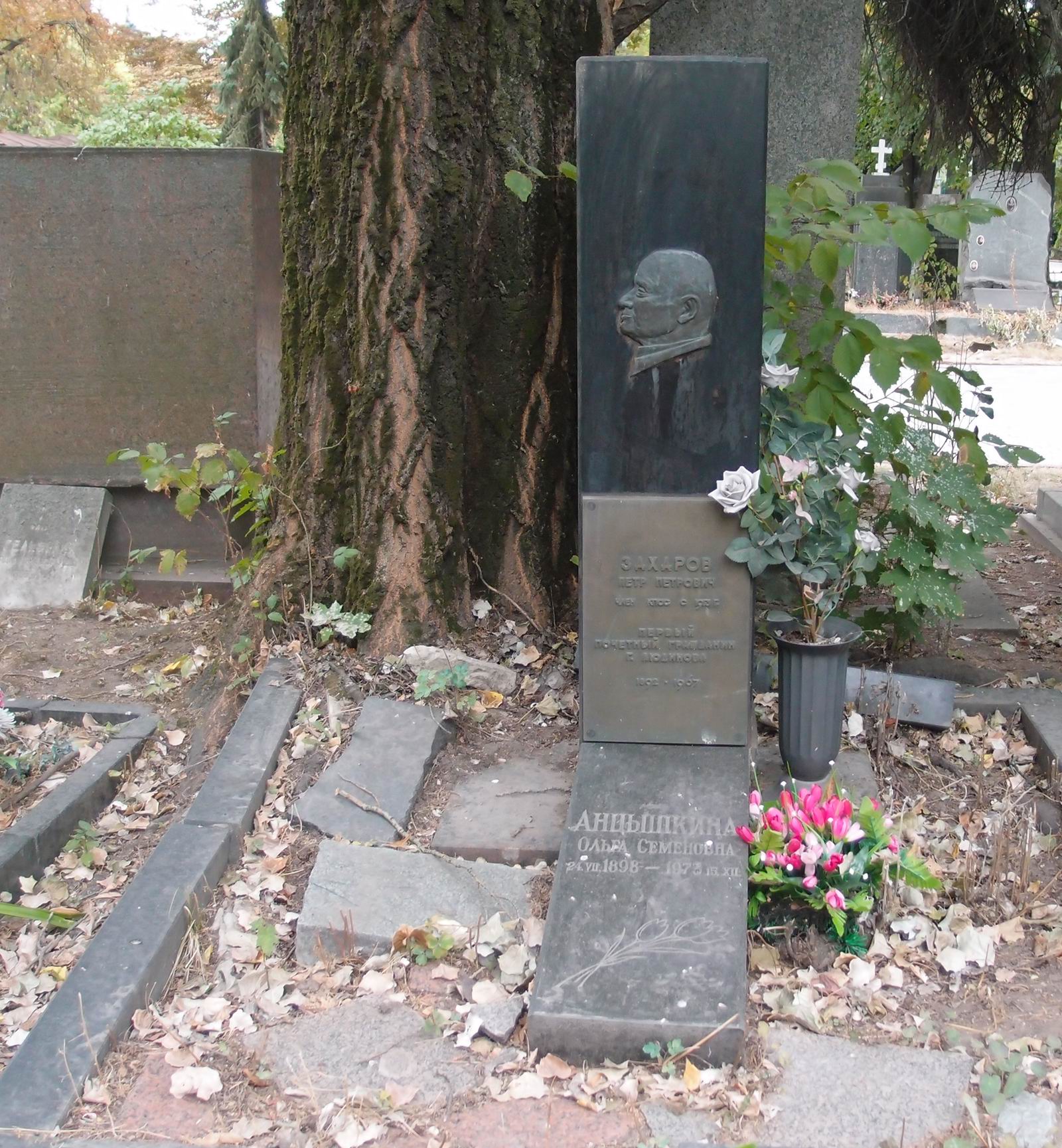 Памятник на могиле Захарова П.П. (1892–1967), на Новодевичьем кладбище (7–2–8).
