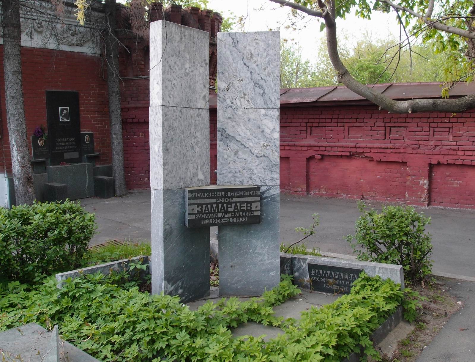 Памятник на могиле Замараева В.А. (1908–1972), арх. С.Блинков, на Новодевичьем кладбище (7–21–1).