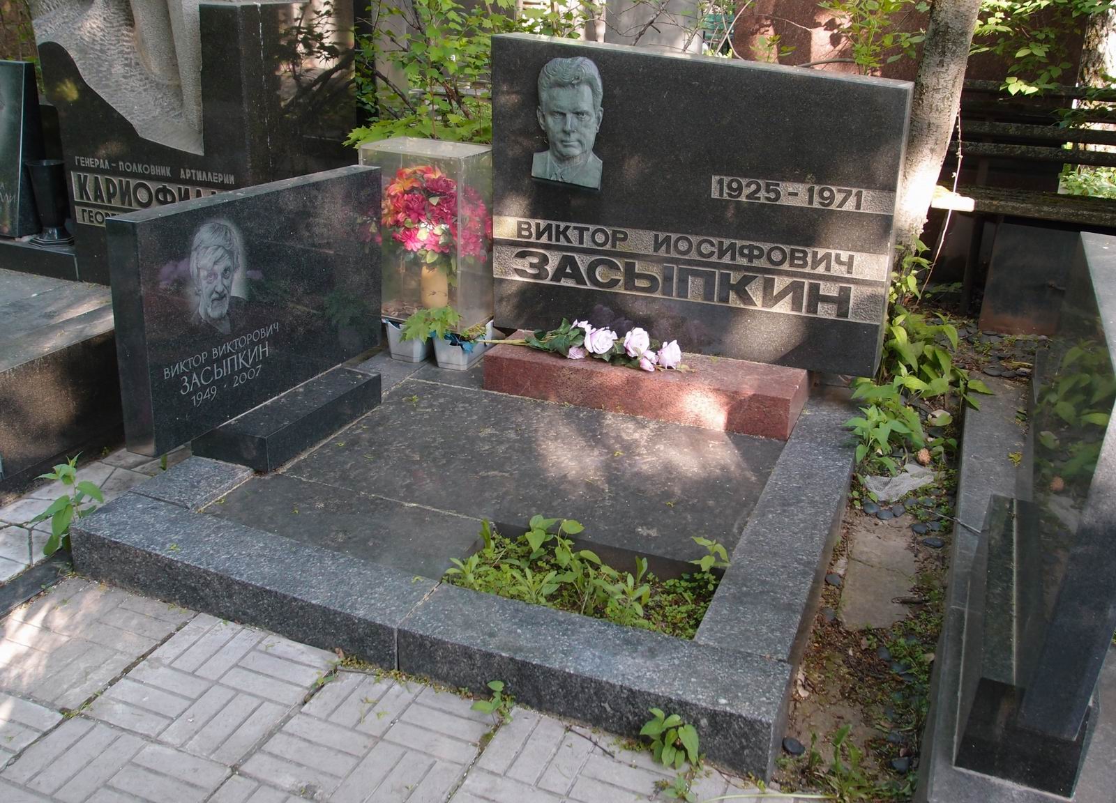 Памятник на могиле Засыпкина В.И. (1925–1971), на Новодевичьем кладбище (7–16–7).