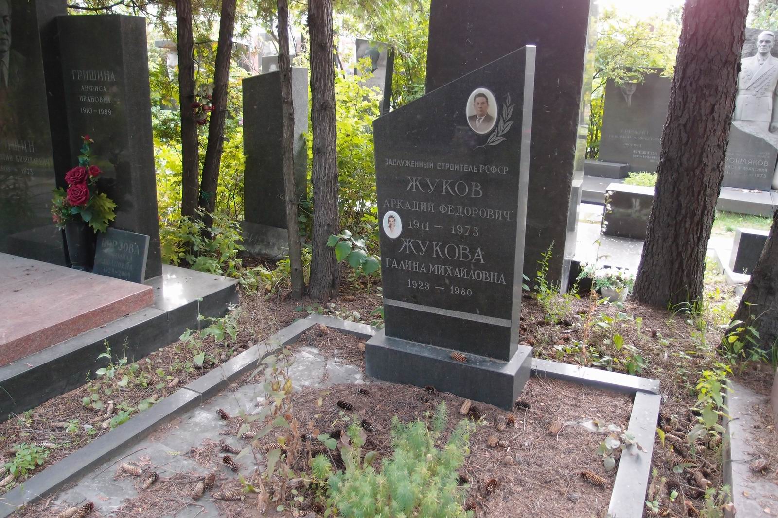 Памятник на могиле Жукова А.Ф. (1911-1973), на Новодевичьем кладбище (7-5-17).