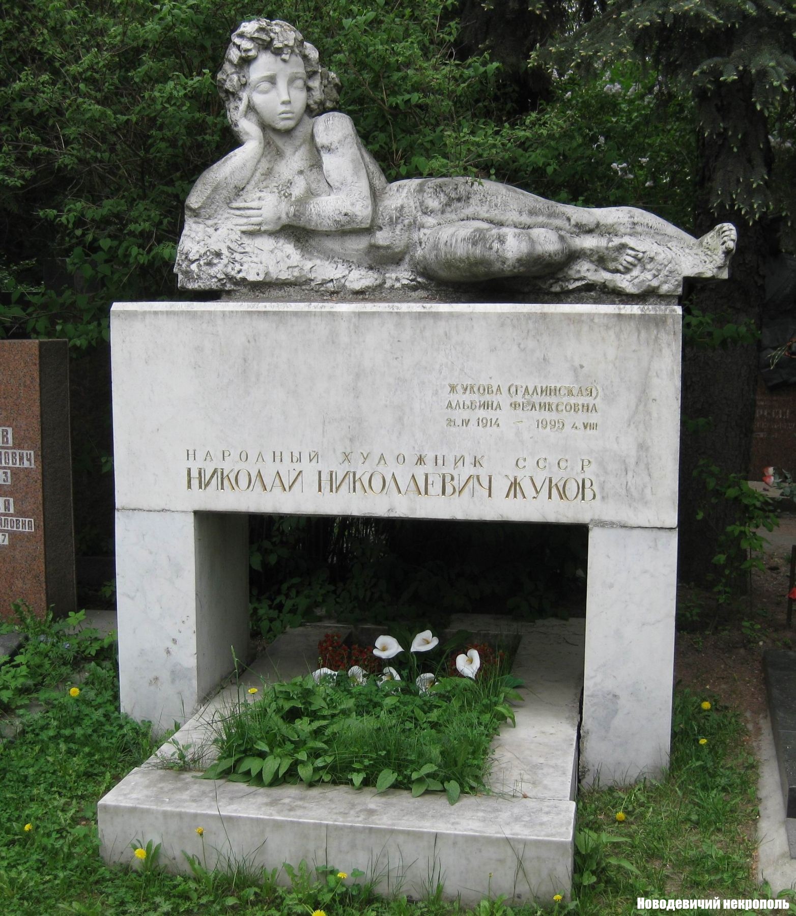 Памятник на могиле Жукова Н.Н. (1908-1973), ск. М.Сковордин, арх. В. и Т. Воскресенкие, на Новодевичьем кладбище (7-6-20).