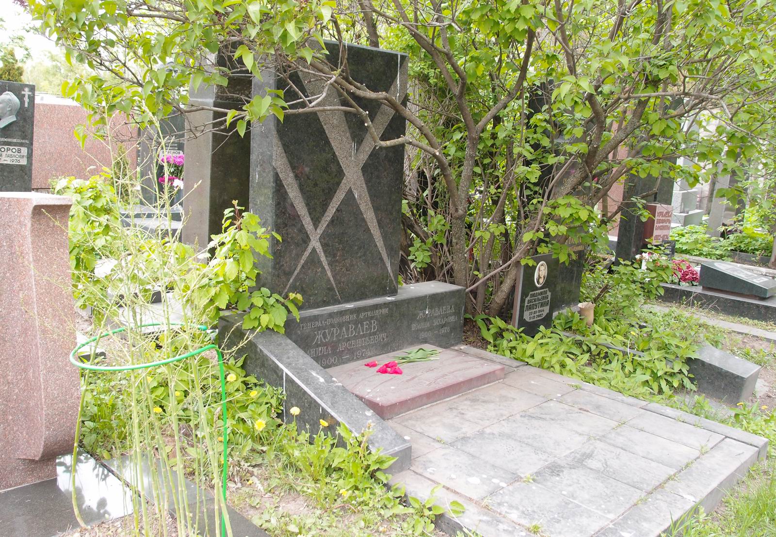 Памятник на могиле Журавлёва Д.А. (1900–1974), арх. В.Гагин, О.Воробчук, на Новодевичьем кладбище (7–9–21).