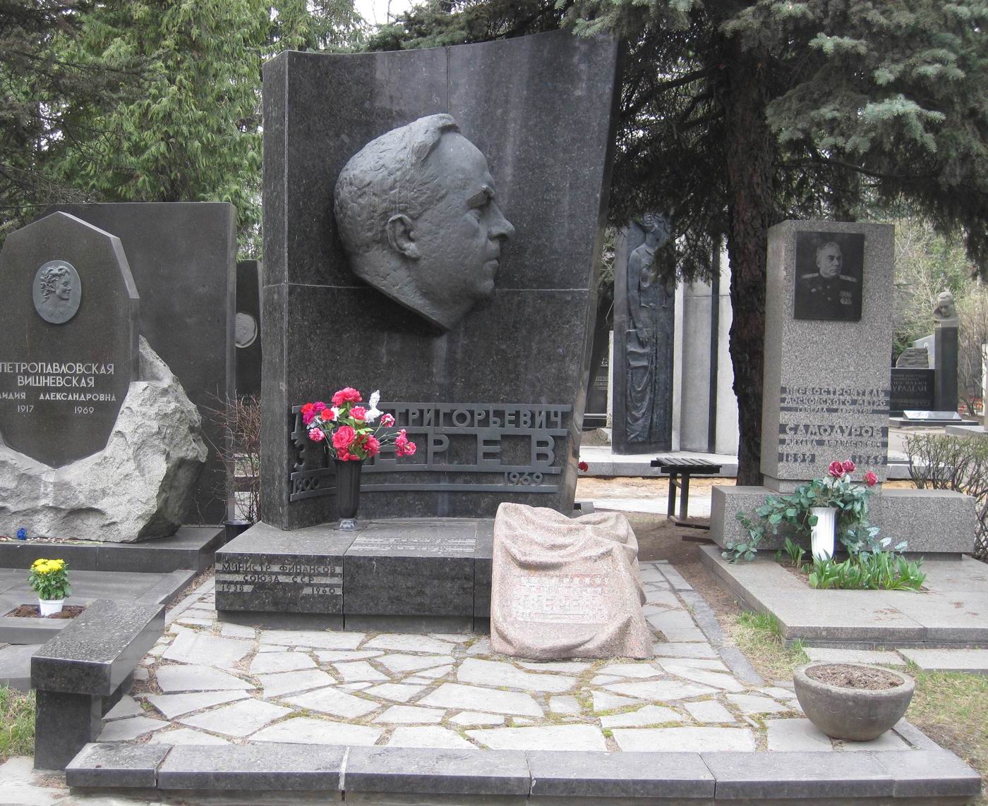 Памятник на могиле Зверева А.Г. (1900–1969), ск. Ю.Колесников, на Новодевичьем кладбище (7–1–15).