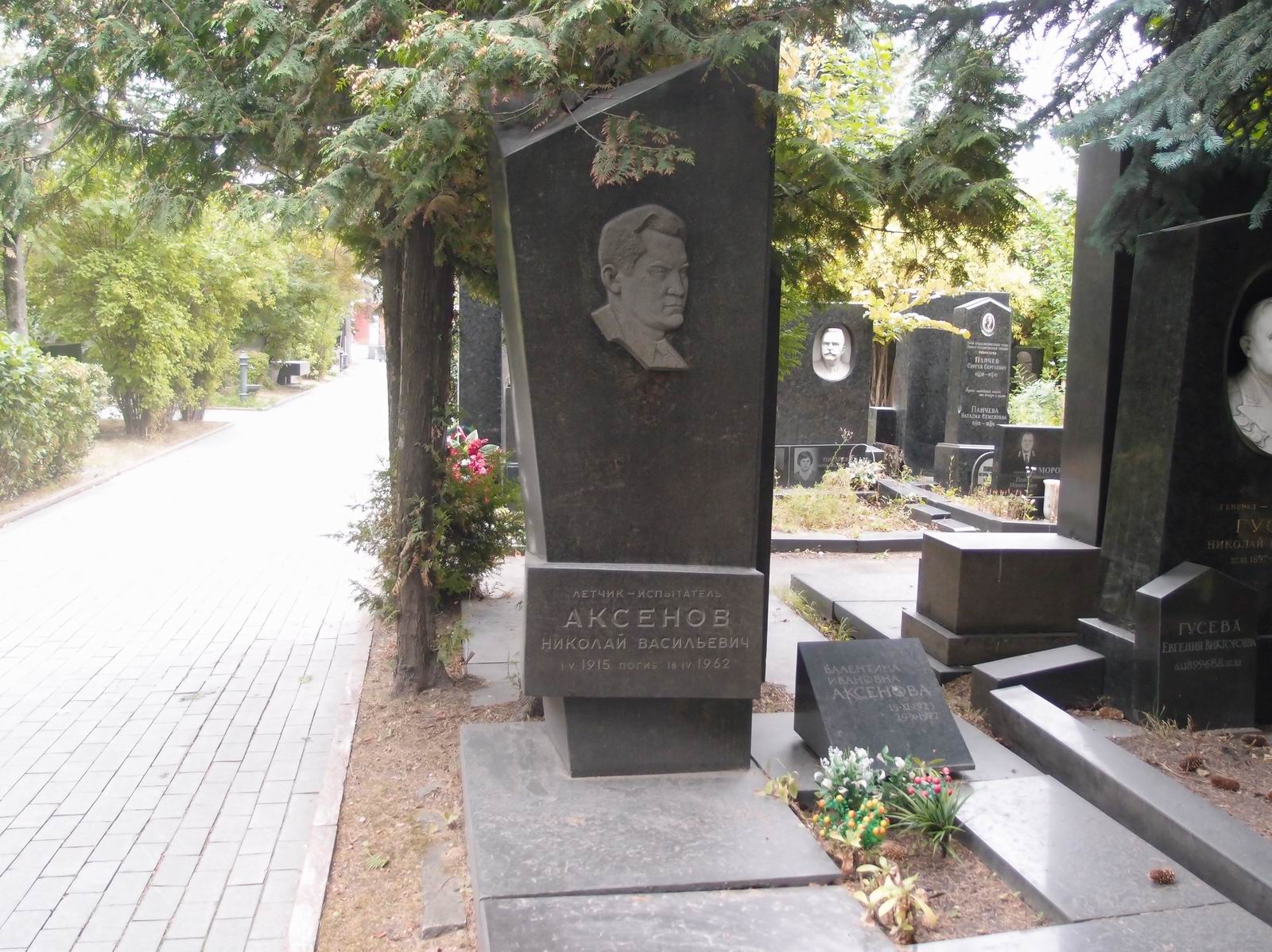 Памятник на могиле Аксёнова Н.В. (1915–1962), на Новодевичьем кладбище (8–15–1).