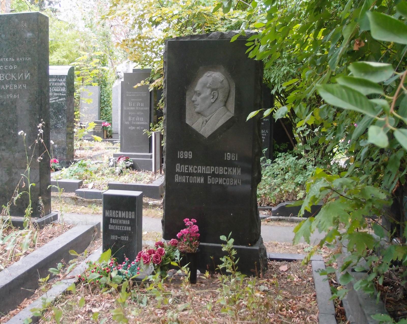 Памятник на могиле Александровского А.Б. (1899–1961), ск. И.Рукавишников, на Новодевичьем кладбище (8–9–11).