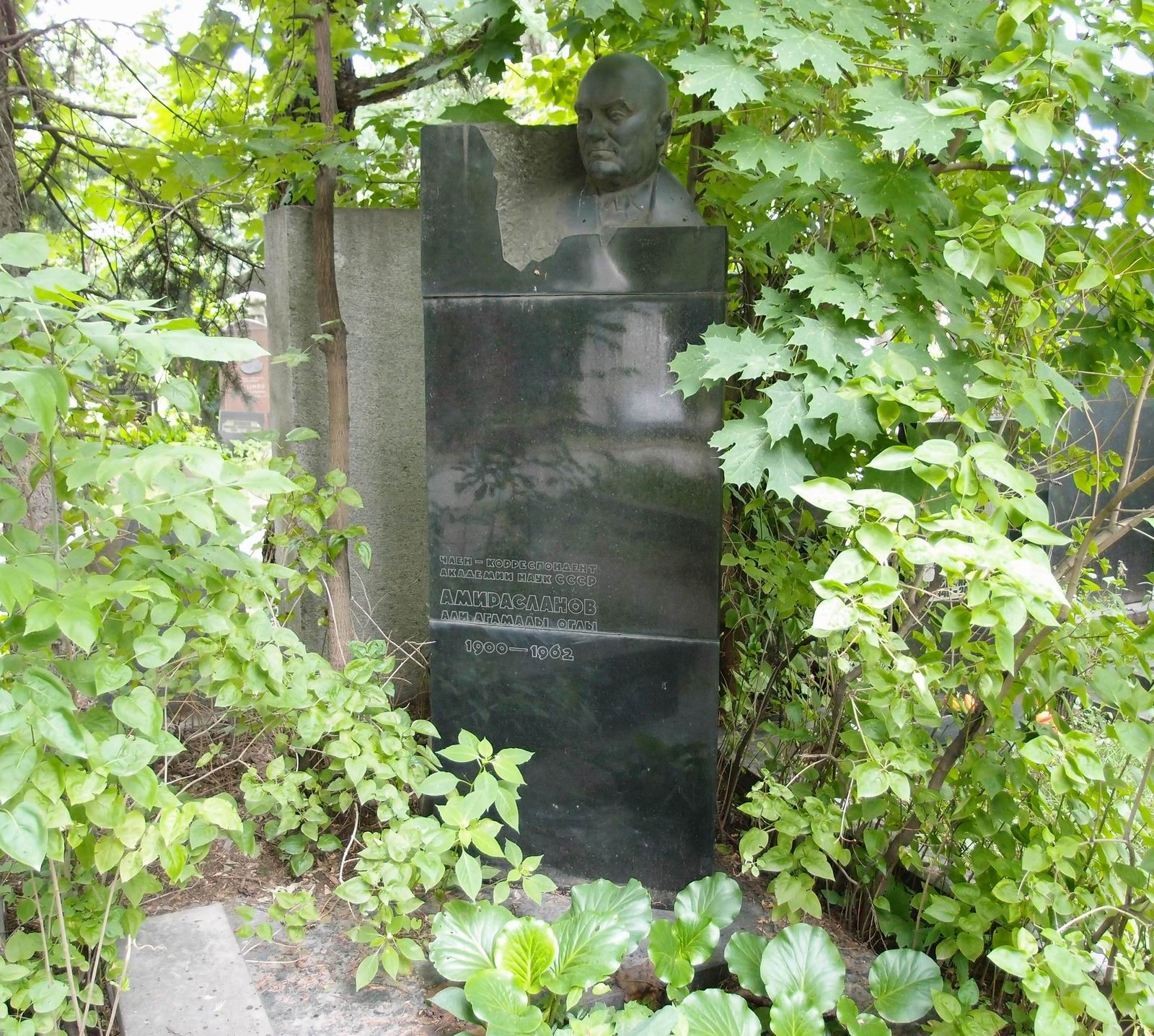 Памятник на могиле Амирасланова А.А. (1900-1962), ск. Д.Народицкий, на Новодевичьем кладбище (8-20-3).