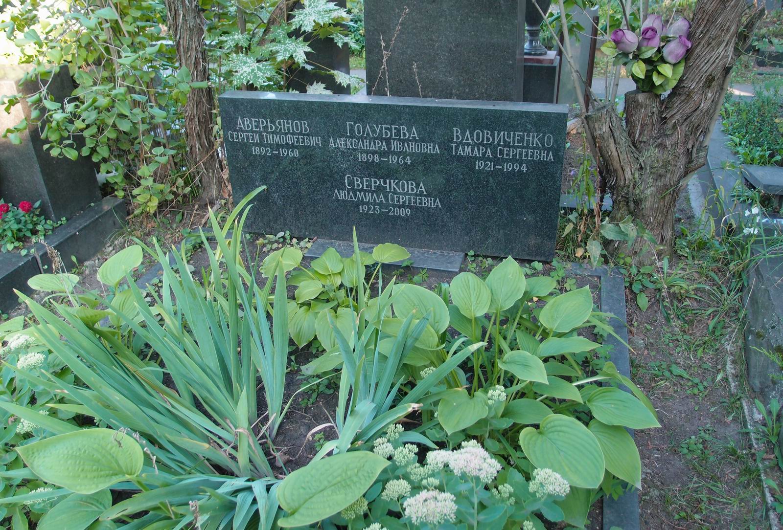 Памятник на могиле Аверьянова С.Т. (1892–1960), на Новодевичьем кладбище (8–4–3).