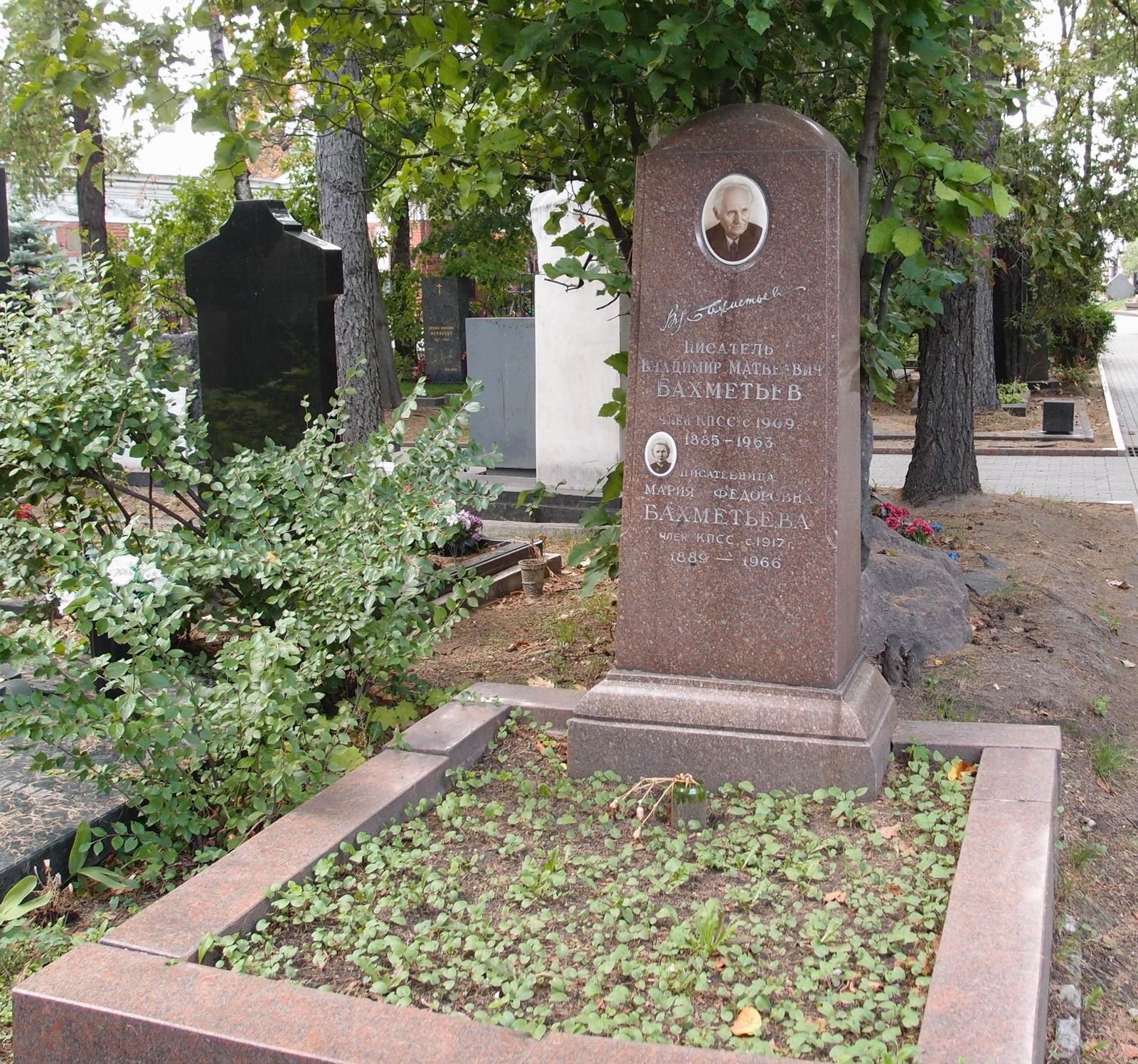 Памятник на могиле Бахметьева В.М. (1885–1963), на Новодевичьем кладбище (8–34–1).