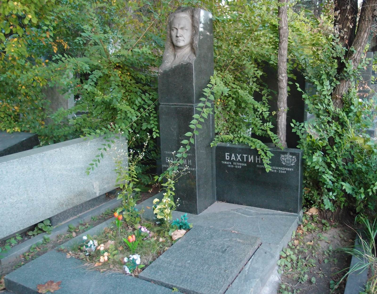 Памятник на могиле Бахтина А.Н. (1885–1963), на Новодевичьем кладбище (8–26–9).
